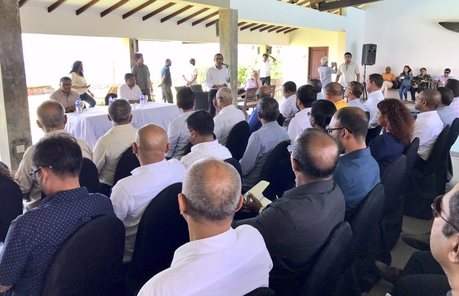 އެމްޑީޕީގެ ގައުމީ މަޖިލީހުގެ ނުރަސްމީ ބައްދަލުވުމުގައި ނަޝީދު ވާހަކަފުޅު ދައްކަވަނީ: މިއީ 2015 ގައި އެމަނިކުފާނު ޖަލަށް ހުކުމް އިއްވިފަހުން، ގައުމީ މަޖިލީހުގެ ޖަލްސާއެއްގައި ބައިވެރިވެވަޑައިގެންނެވި ފުރަތަމަ ފަހަރު. --ފޮޓޯ: އެމްޑީޕީ