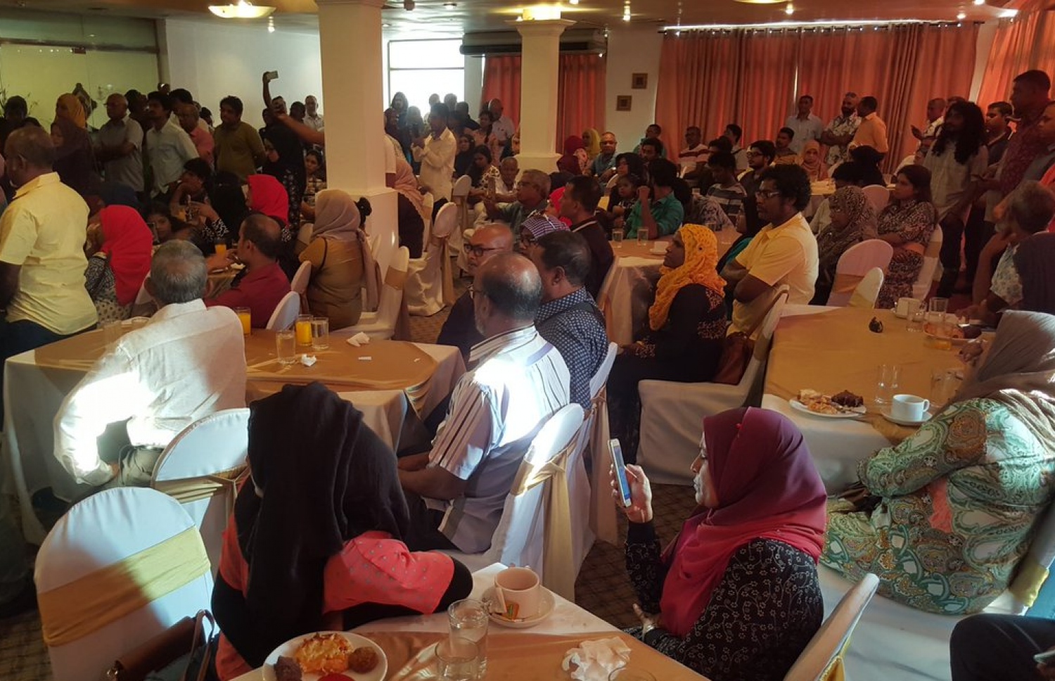 ނަޝީދު ވާހަކަފުޅު ދައްކަވާއިރު ސަޕޯޓަރުން އަޑުއައްސަވަނީ. --ފޮޓޯ: އެމްޑީޕީ