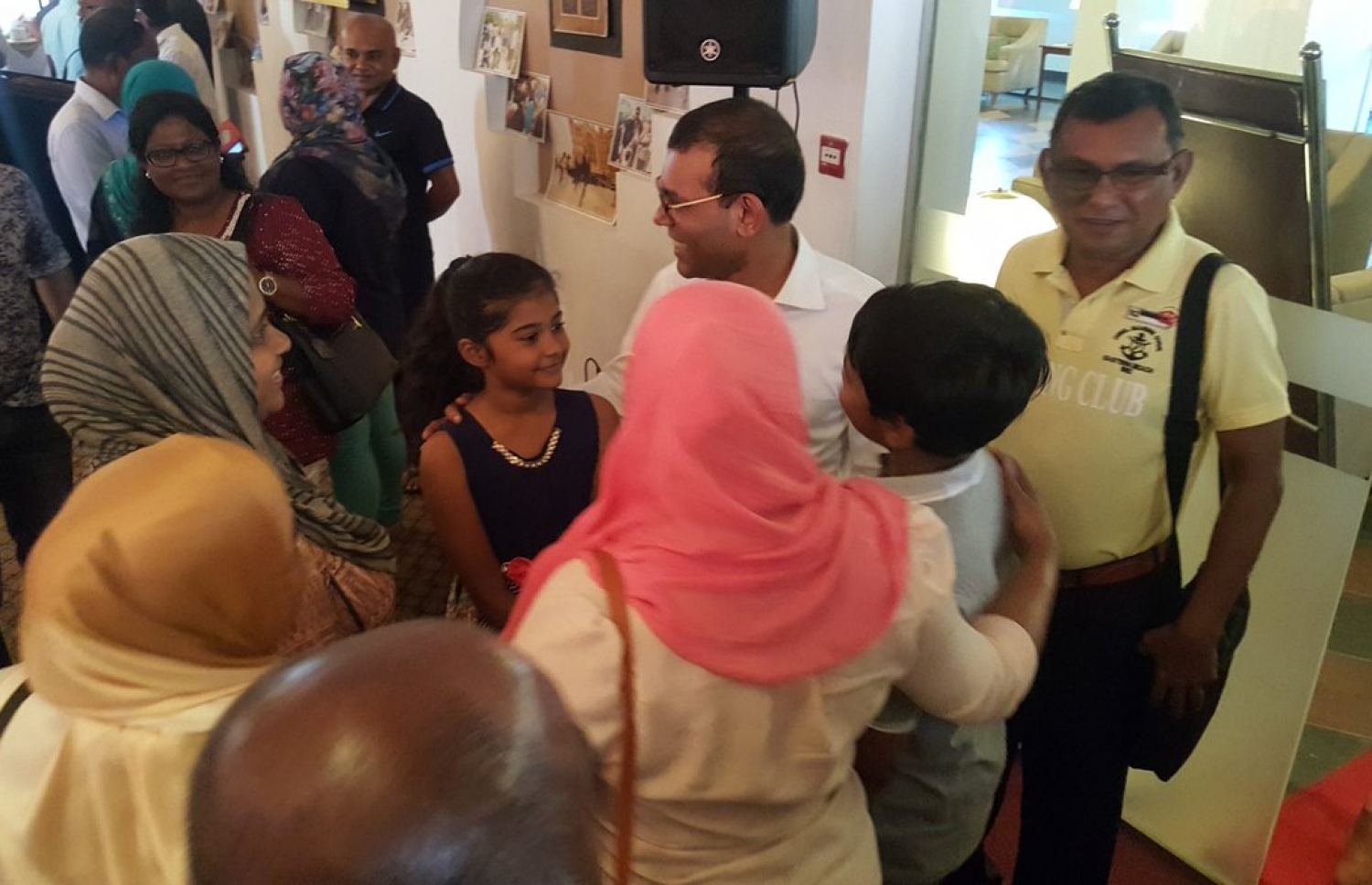 ނަޝީދާ ބައްދަލުކުރަން ދިޔަ ސަޕޯޓަރުންތަކަކާ ވާހަކަފުޅު ދައްކަވަނީ. --ފޮޓޯ: އެމްޑީޕީ