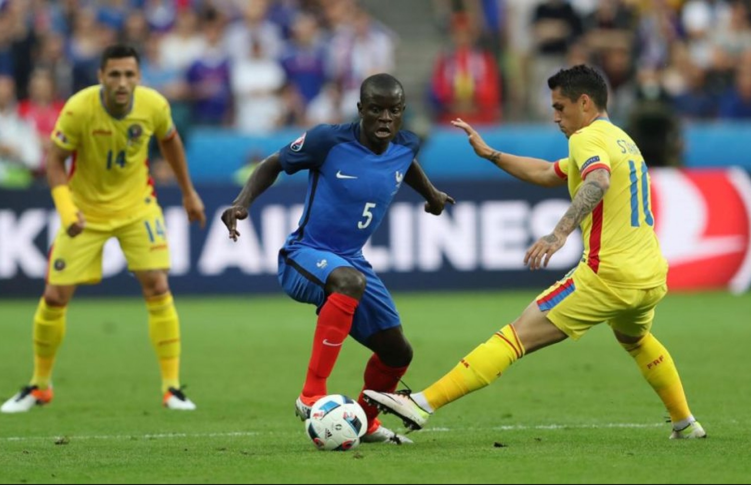 ޔޫރޯ ފުޓްބޯޅަ މުބާރާތުގައި ރުމޭނިއާގެ ސްޓަންކޫ (ކ) ކައިިރިން ފްރާންސްގެ ކާންޓޭ ބޯޅަ ހިފައިގެންދަނީ.-- ފޮޓޯ: އޭއެފްޕީ