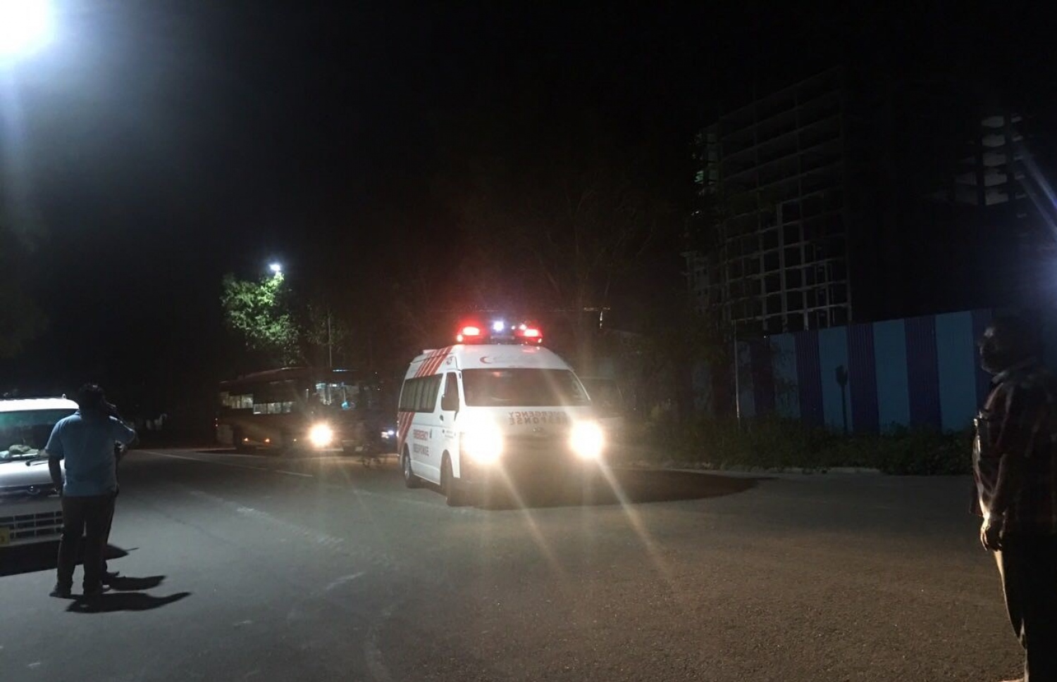 މާލޭގައި މަރުވި މީހާ އެމްބިއުލާންސްގައި ހުޅުމާލޭގައި ހުންނަ ހިނަވާގެއަށް ވައްދަނީ. - ފޮޓޯ: މިހާރު