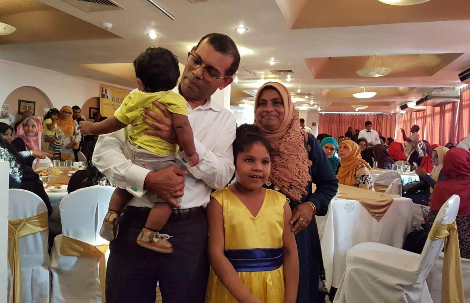 ބައްދަލުވުމަށް ދިޔަ އާއިލާއަކާ އެކު ނަޝީދު ފޮޓޯއަކަށް ހުއްޓިވަޑައިގެން. --ފޮޓޯ: އެމްޑީޕީ