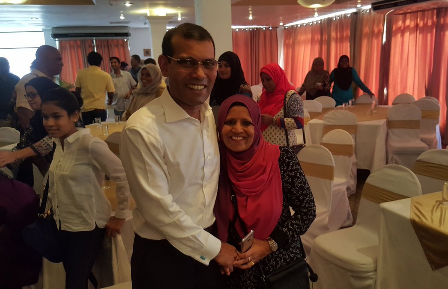 ނަޝީދާ ބައްދަލުކުރަން ދިޔަ މީހަކާ އެކު ފޮޓޯއަކަށް ހުއްޓިވަޑައިގެން. ވަގުތު ޖެހުމުން ރާއްޖެ ވަޑައިގަންނަވާނެ ކަމަށް އެމަނިކުފާނު ވިދާޅުވި. --ފޮޓޯ: އެމްޑީޕީ