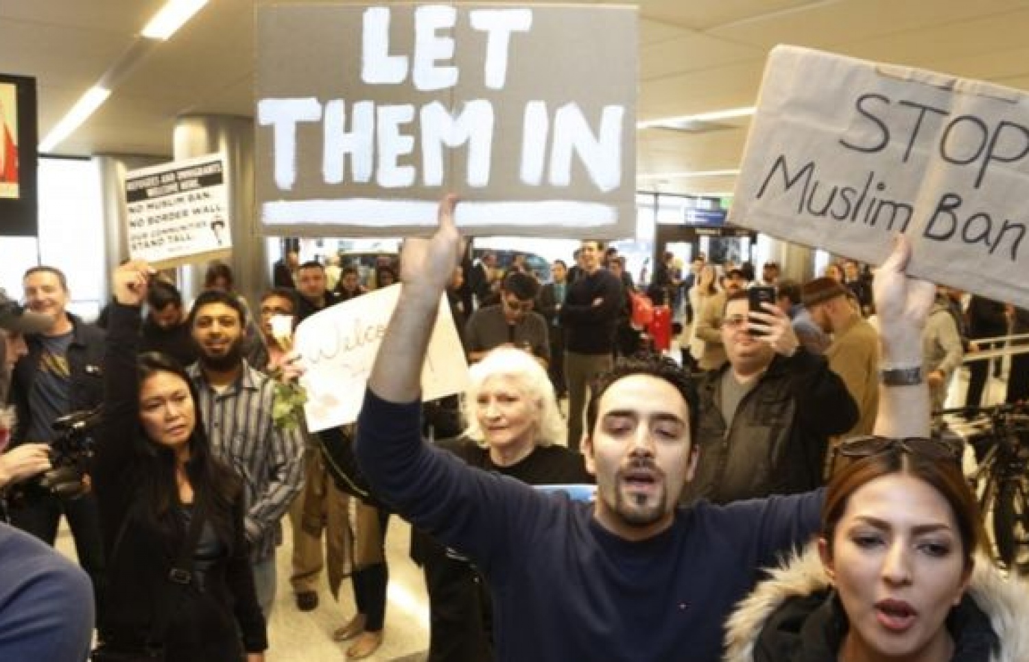 އެމެރިކާ އަށް މުސްލިމުން ވަނުން މަނާކުރުމާ ދެކޮޅަށް އެ ގައުމުގައި ދަނީ މުޒާހަރާ ކުރަމުން. --ފޮޓޯ:އޭޕީ