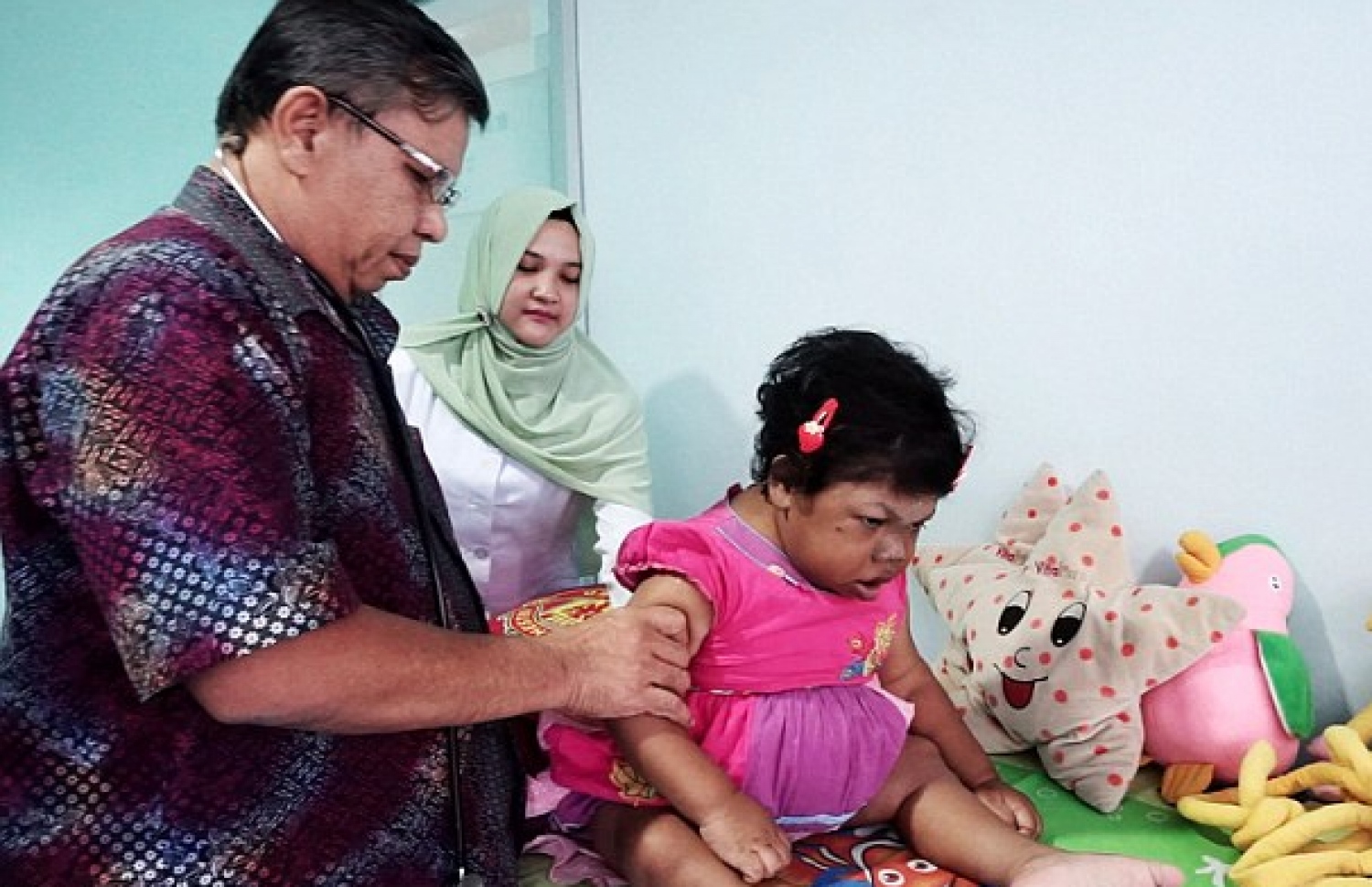 ސާރީ ޑޮކްޓަރަށް ދައްކަނީ