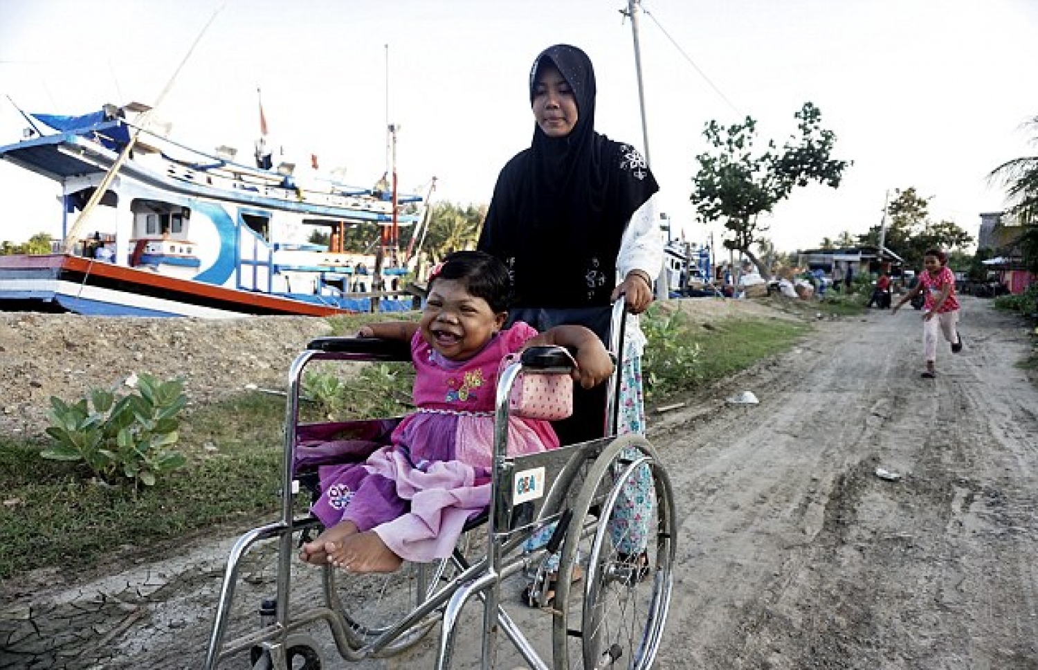 ސާރީ މަންމައާއެކު ގޮނޑި ދުއްވާލަނީ