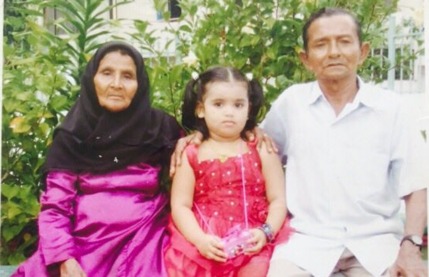 ދޮންކޮއްކޮ އާއި ފާތުމާފުޅު، އެ މީހުންނަށް އެހީތެރިވެދޭ އަސްމާގެ ދޮށީ އަންހެން ދަރިފުޅާ އެކު 2007 ގައި ނެގި ފޮޓޯއެއް