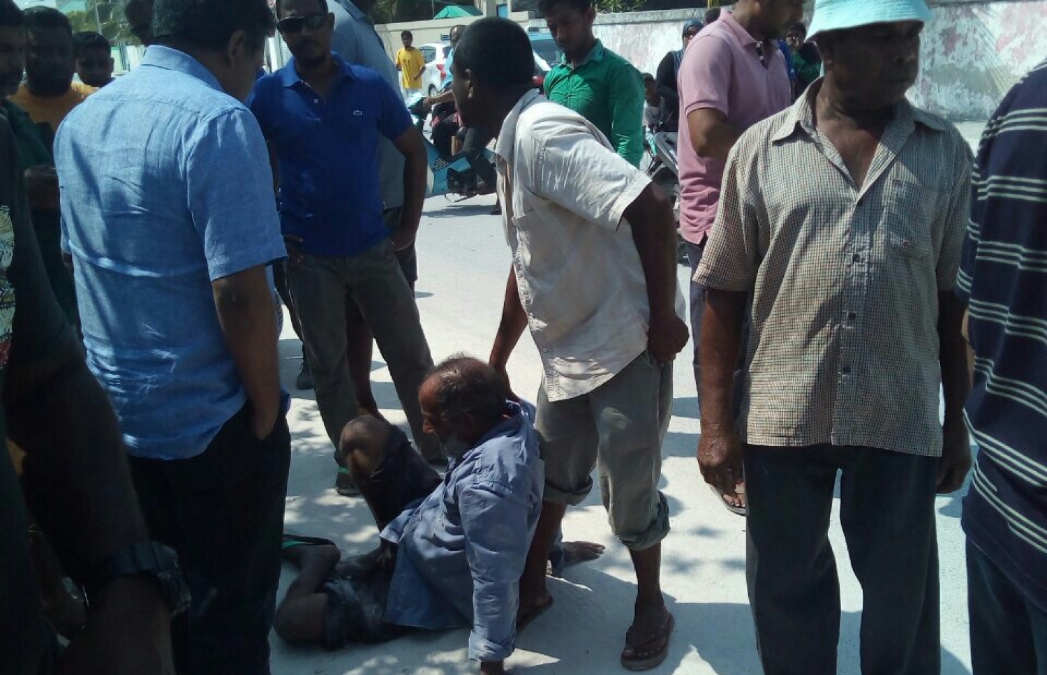 ކުޅުދުއްފުށީގައި މިއަދު ހިނގި އެކްސިޑެންޓުގައި އަނިޔާވި މީހާގެ ކައިރީގައި ނަޝީދު (ވ) މަޑުކޮށްލައިގެން.--