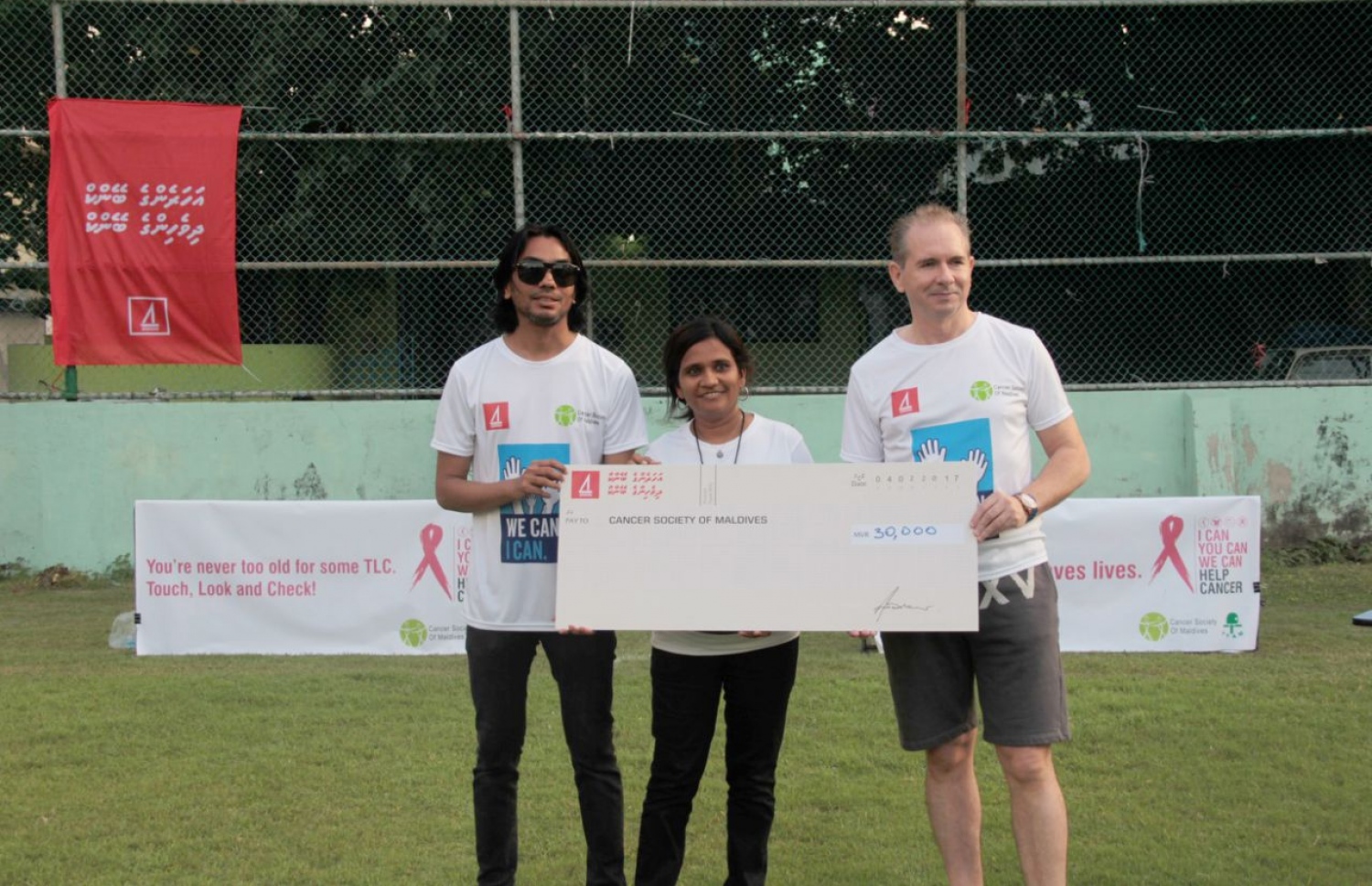 މިއަދު ބޭއްވި ސްޕޯޓްސް ފެސްޓިވަލްގައި ބީއެމްއެލް އިން ކެންސަ ސޮސައިޓީ އަށް ދިން ފައިސާގެ އެހީ، އެ ބޭންކުގެ ސީއީއޯ އެންޑްރޫ (ކ) ރަމްޒީ ގޮތުން ހަވާލުކޮށްދެއްވަނީ.-- ފޮޓޯ: ބީއެމްއެލް