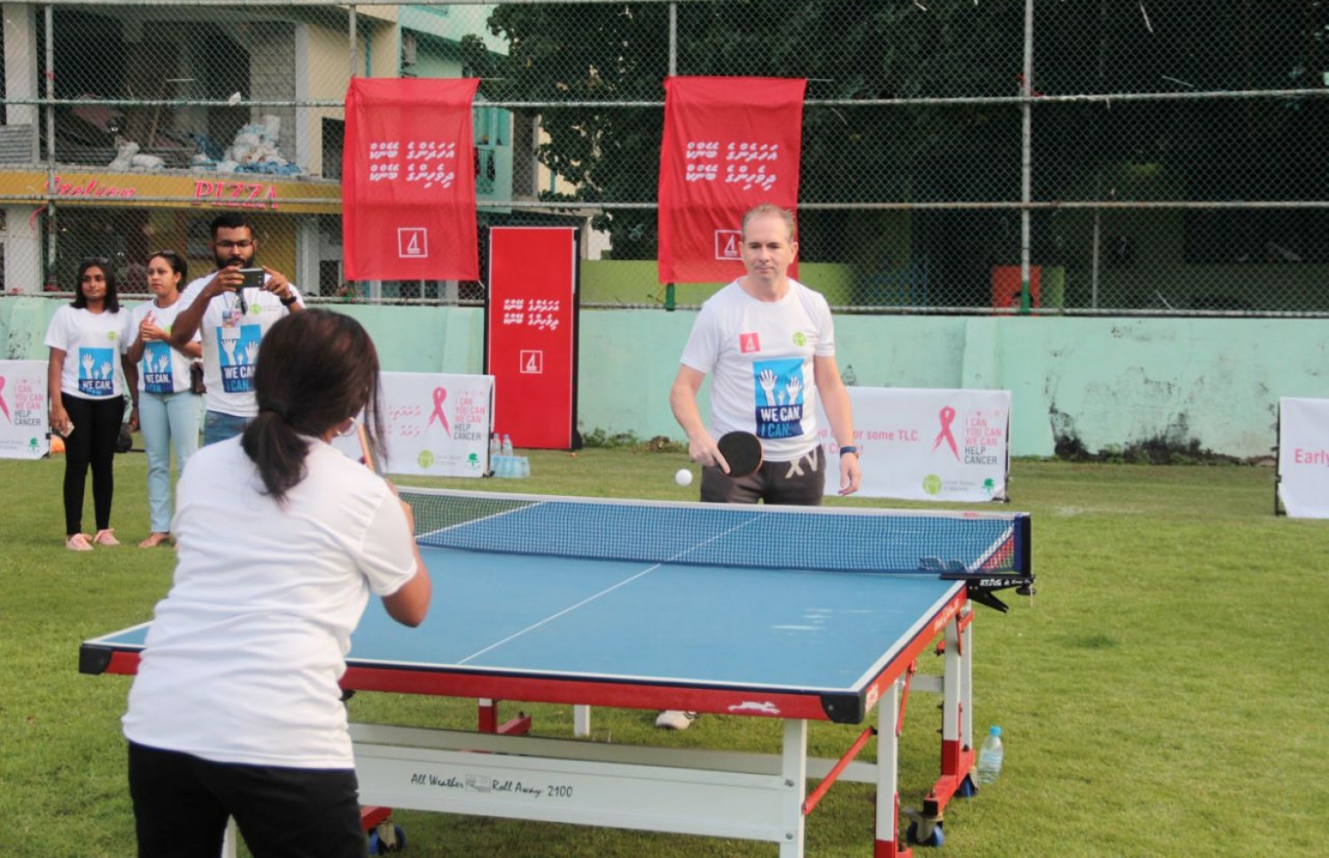 މިއަދު ބޭއްވި ކުޅިވަރު ފެސްޓިވަލްގައި ބީއެމްއެލް އިން ސްޕޮންސަކުރި ޓީޓީ ހަރަކާތުގައި ބީއެމްއެލްގެ ސީއީއޯ އެންޑްރޫ (ކ) އާއި ކެންސަ ސޮސައިޓީގެ ޗެއާޕާސަން ޖުވޭރިޔާ (ވ) ބައިވެރިވެވަޑައިގަންނަވަނީ.-- ފޮޓޯ: ބީއެމްއެލް