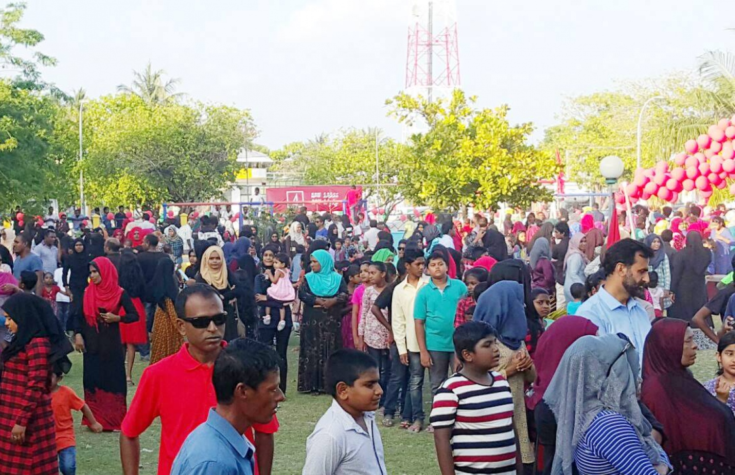 ބީއެމްއެލް އިން އިއްޔެ އައްޑޫގައި ބޭއްވި ކުޑަކުދިންގެ ހަވީރު: "އަހަރެންގެ ބޭންކް" ކެމްޕޭނުގެ ދަށުން، އައްޑޫއާ އެކު ތިން ރަށެއްގައި އިއްޔެ ކުޑަކުދިންގެ ހަވީރު ބާއްވާފައިވޭ.-- ފޮޓޯ: ބީއެމްއެލް