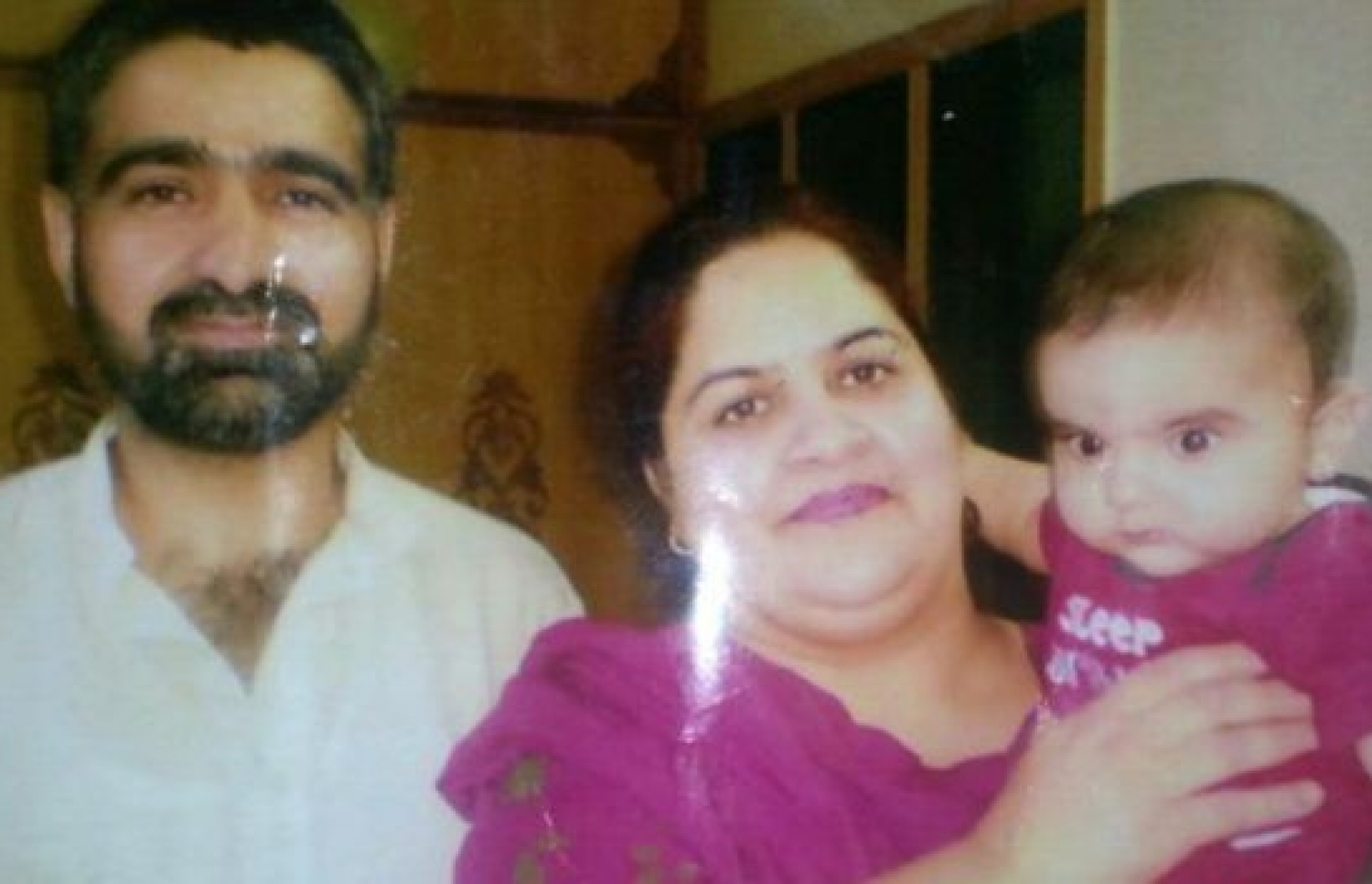 ޕާކިސްތާނުން ގެންދިޔަ ކުޑަ ކުއްޖާ އަދި އެ ކުއްޖާގެ މަންމަ ކަޔާނީ އާއި ބައްޕަ ޓަންޓްރޭ.