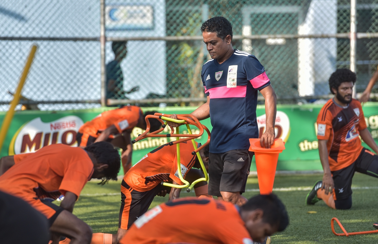 އީގަލްސްގެ ފަރިތަކުރުންތަކުގެ ތެރެއިން އެ ޓީމުގެ ކޯޗު ސާންތީ (ކ).-- ފޮޓޯ: ނިޝާން އަލީ/ މިހާރު