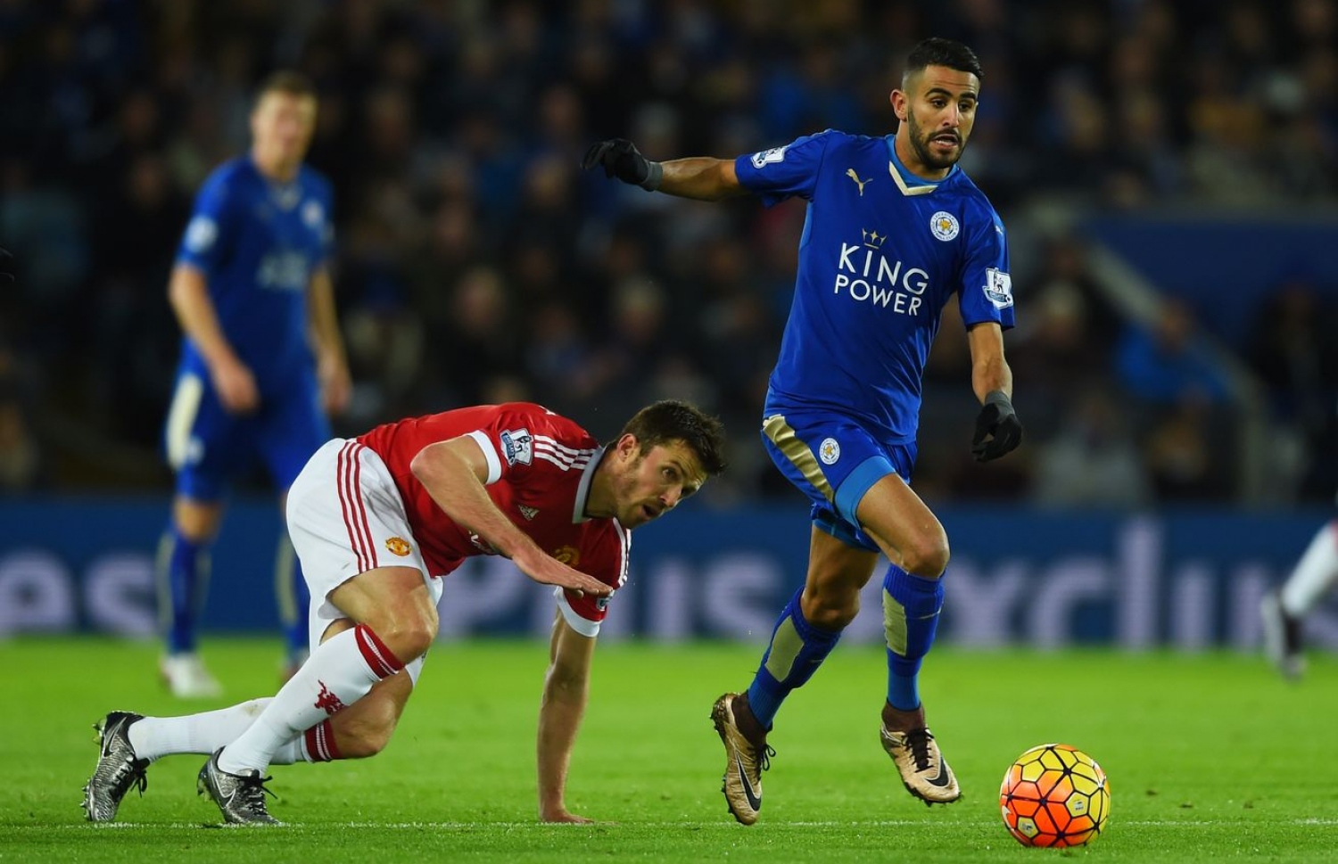 ލެސްޓާގެ މާރޭޒް (ކ) ޔުނައިޓެޑްގެ ކެރިކް ކައިރިން ބޯޅަ ހިފައިގެންދަނީ.-- ފޮޓޯ: އޭއެފްޕީ