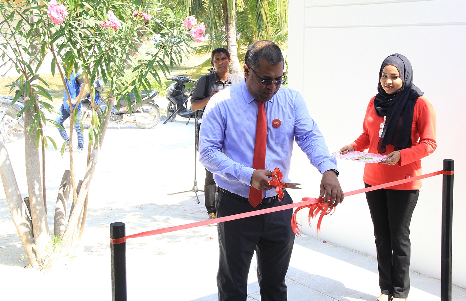 ބީއެމްއެލް އިން ފުވައްމުލަކުގައި ގާއިމްކޮށްފައިވާ ސެލްފް ސާވިސް އޭޓީއެމް ސެންޓަރު، އެ ބޭންކުގެ ޑެޕިއުޓީ ސީއީއޯ ޝަރީފް މިއަދު ހުޅުވައި ދެއްވަނީ.-- ފޮޓޯ: ބީއެމްއެލް