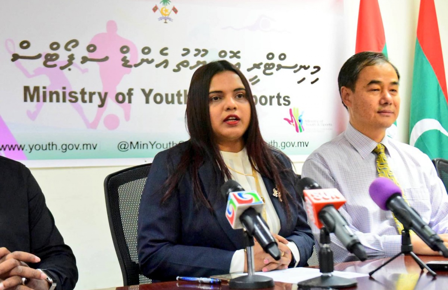 ޔޫތު މިނިސްޓްރީގައި މިއަދު ބޭއްވި ނޫސްވެރިންގެ ބައްދަލުވުމުގައި މިނިސްޓަރު އިރުތިޝާމް ވާހަކަދައްކަވަނީ.-- ފޮޓޯ: ޔޫތު މިނިސްޓްރީ