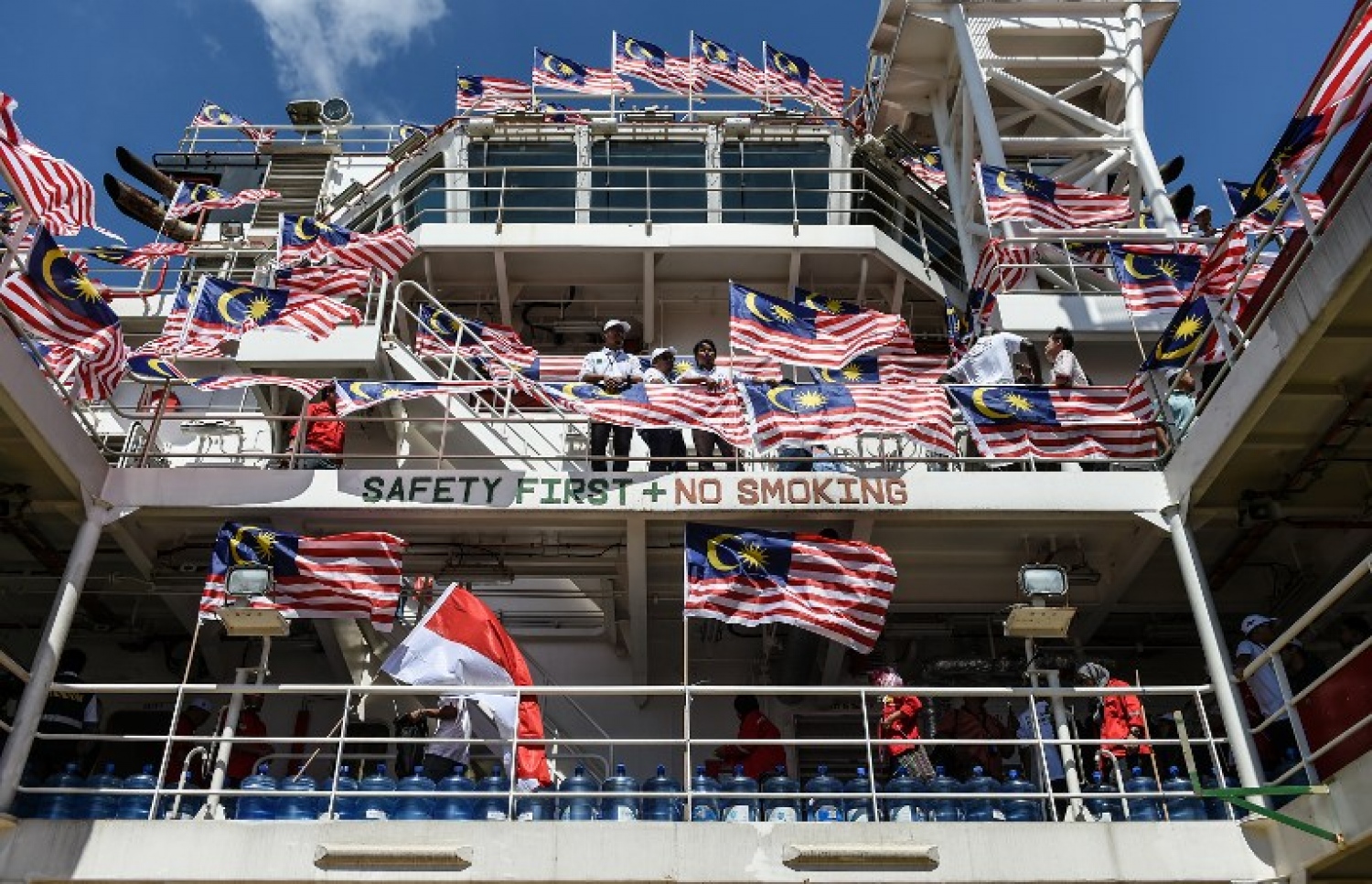 މިއަންމާގެ މުސްލިމުންނަށް އެހީގެ ތަކެތި ހިފައިގެންދާ ބޯޓުން ދަތުރު ކުރާ ވޮލަންޓިއަރުން. --ފޮޓޯ:އޭއެފްޕީ