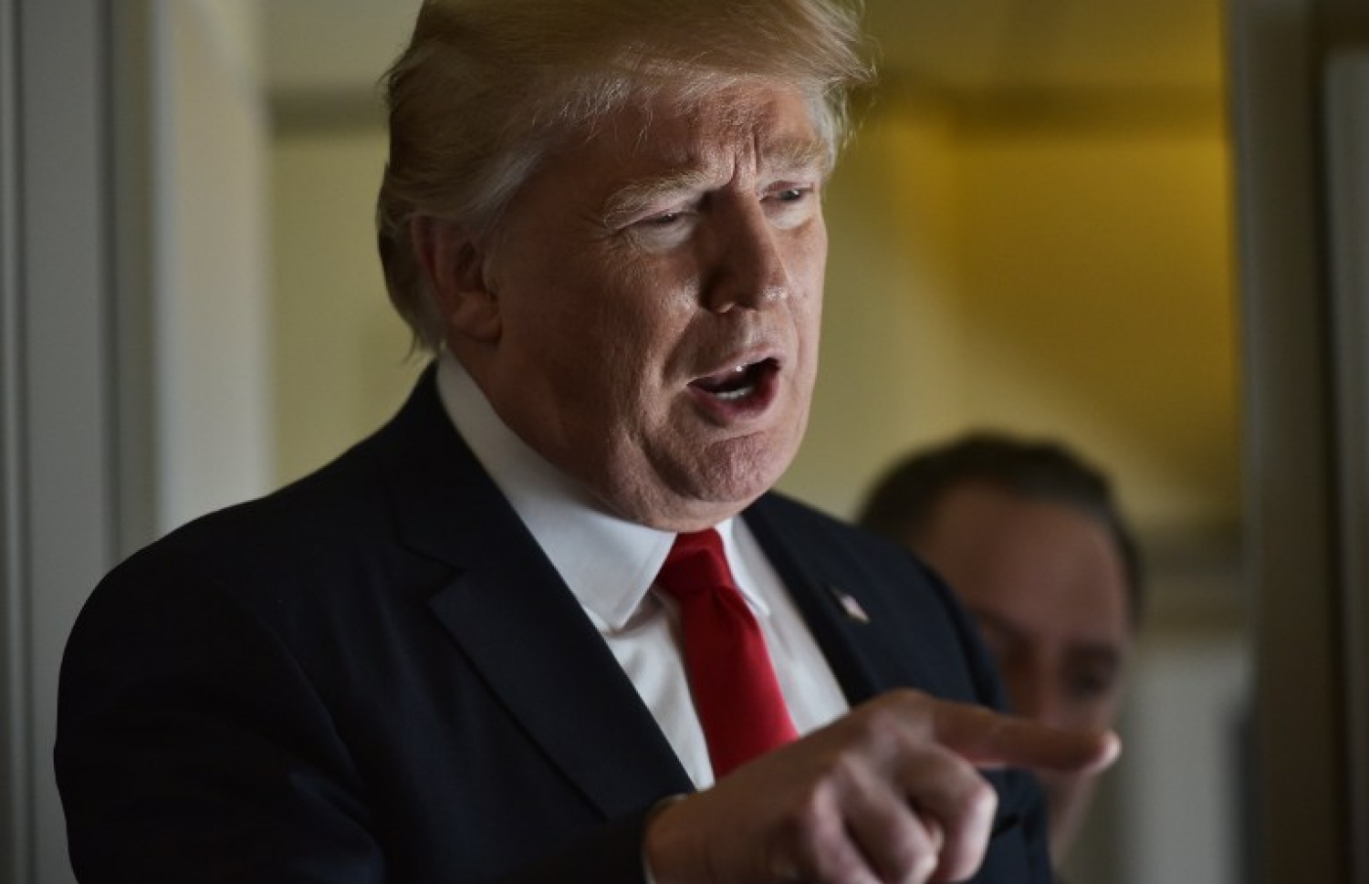 ރައީސް ޑޮނަލްޑް ޓްރަމްޕް އެއާފޯސް ވަންގައި ރިޕޯޓަރުންނާ ވާހަކަ ދައްކަވަނީ. --ފޮޓޯ:އޭއެފްޕީ