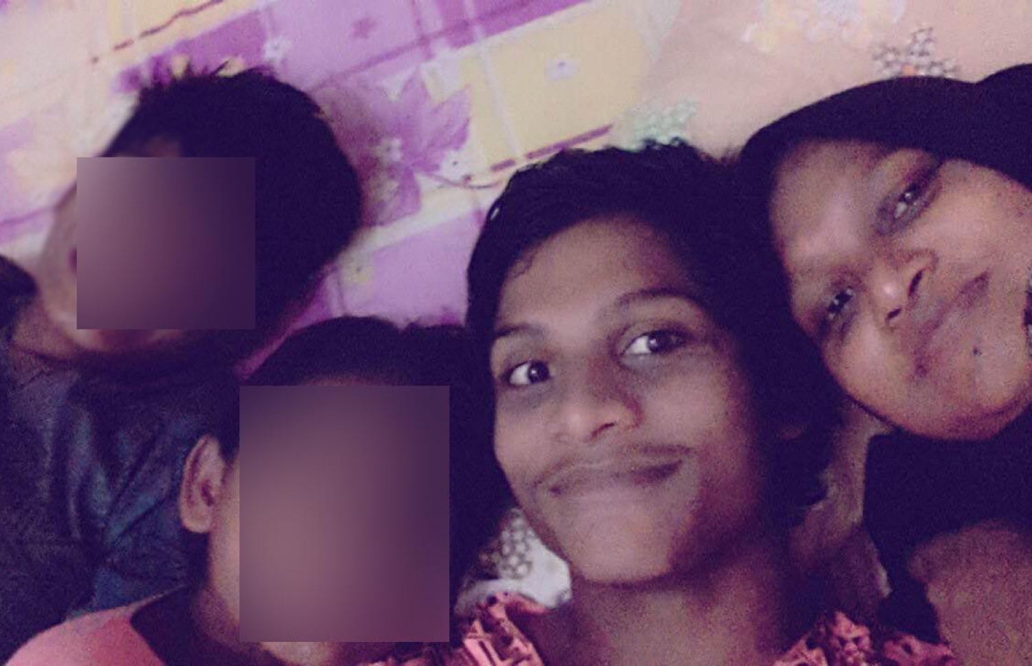 މަންމަ އާއި ދަރިންގެ އުފާވެރި ވަގުތުކޮޅެއް: ޒިޔާދާ (ކ) އޭނާގެ ތިން ކުދިންނާ އެކު ފޮޓޯއަކަށް ހިނިތުންވެލައިގެން