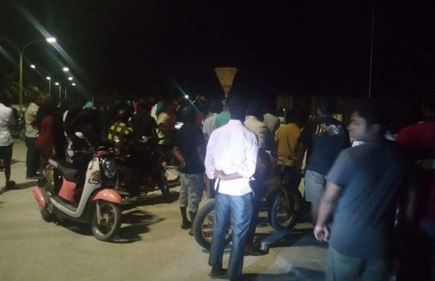 "މަހާނަ" ހެދި މައްސަލައިގައި އުކުޅަހުން ބަޔަކު ހައްޔަރުކޮށް ގެންދާތީ އެ ރަށު ބައެއް މީހުން އަތިރިމައްޗަށް އެއްވެފައި-- ފޮޓޯ: ޓްވިޓާ