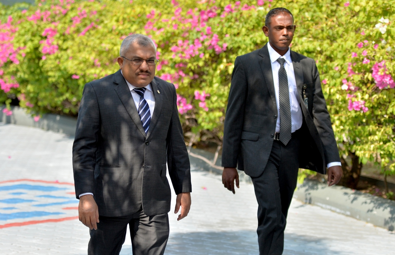 މާލެ: ފެބްރުއަރީ 6، 2017- ރައްޔިތުންގެ މަޖިލިހުގެ މި އަހަރުގެ ފުރަތަމަ ޖަލްސާގައި ރައީސް ޔާމީން ރިޔާސީ ބަޔާން އިއްވެވިއިރު، އެ ރަސްމިއްޔާތަށް ނައިބު ރައީސް ޖިހާދު ވަޑައިގަންނަވަނީ.---ފޮޓޯ: ރައީސް އޮފީސް