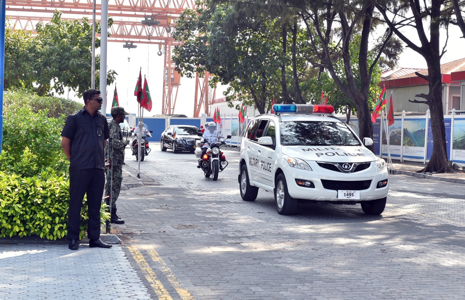 މާލެ: ފެބްރުއަރީ 6، 2017- ރައްޔިތުންގެ މަޖިލިހުގެ މި އަހަރުގެ ފުރަތަމަ ޖަލްސާގައި ރިޔާސީ ބަޔާން އިއްވެވުމަށް ރައީސް ޔާމީން މޮޓޯކޭޑްގައި ދަރުބާރުގެ އަށް ވަޑައިގަންނަވަނީ.---ފޮޓޯ: ރައީސް އޮފީސް