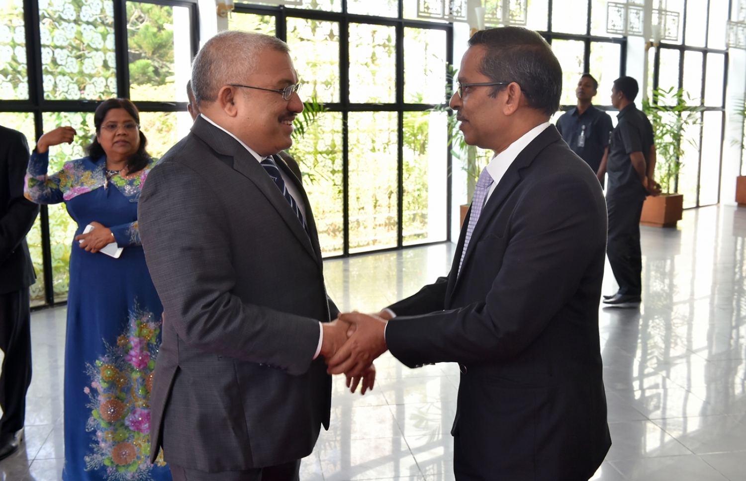 މާލެ: ފެބްރުއަރީ 6، 2017- ރައްޔިތުންގެ މަޖިލިހުގެ މި އަހަރުގެ ފުރަތަމަ ޖަލްސާގައި ރައީސް ޔާމީން ރިޔާސީ ބަޔާން އިއްވެވިއިރު، އެ ރަސްމިއްޔާތަށް ނައިބު ރައީސް ޖިހާދު ވަަޑައިގަތުމުން މަޖިލިހުގެ އަމީން އާންމު އަހުމަދު މުހައްމަދު މަރުހަބާ ދަންނަވަނީ.---ފޮޓޯ: ރައީސް އޮފީސް