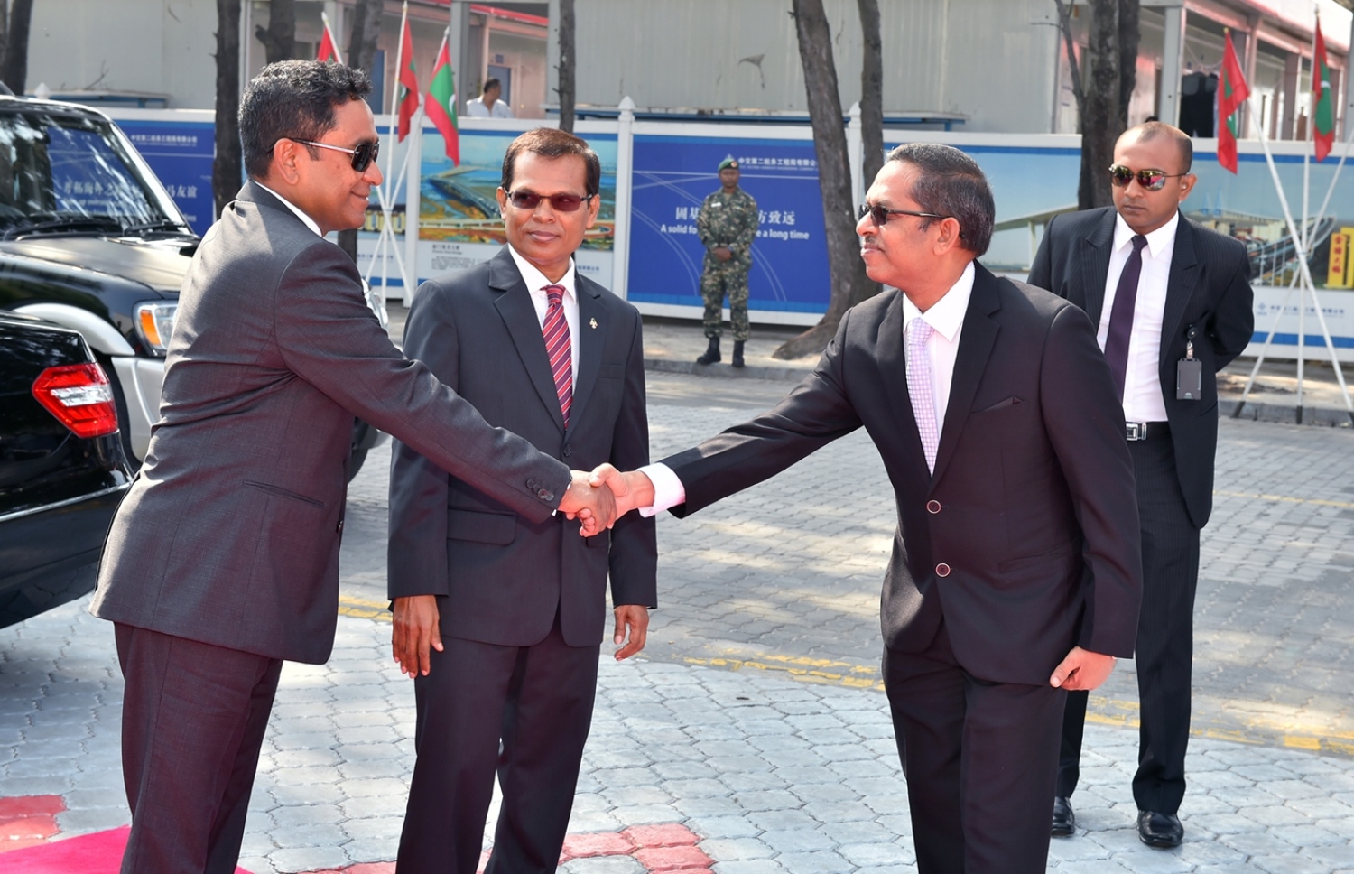 މާލެ: ފެބްރުއަރީ 6، 2017- ރައްޔިތުންގެ މަޖިލިހުގެ މި އަހަރުގެ ފުރަތަމަ ޖަލްސާ އަށް ރައީސް ޔާމީން ވަޑައިގަތުމުން މަޖިލިހުގެ އަމީން އާންމު އަހުމަދު މުހައްމަދު މަރުހަބާ ދަންނަވަނީ.---ފޮޓޯ: ރައީސް އޮފީސް