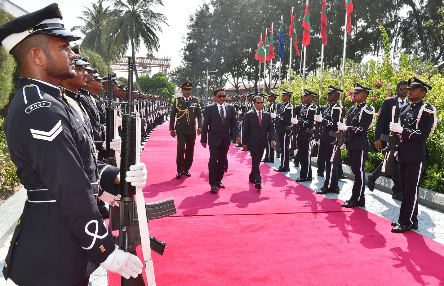 މާލެ: ފެބްރުއަރީ 6، 2017- ރައްޔިތުންގެ މަޖިލިހުގެ މި އަހަރުގެ ފުރަތަމަ ޖަލްސާގައި ރިޔާސީ ބަޔާން އިއްވެވުމަށް ރައީސް ޔާމީން ދަރުބާރުގެ އަށް ވަޑައިގަތުމުން ސިފައިން ގާޑް އޮފް އޮނާއެއް އަރުވަނީ.---ފޮޓޯ: ރައީސް އޮފީސް