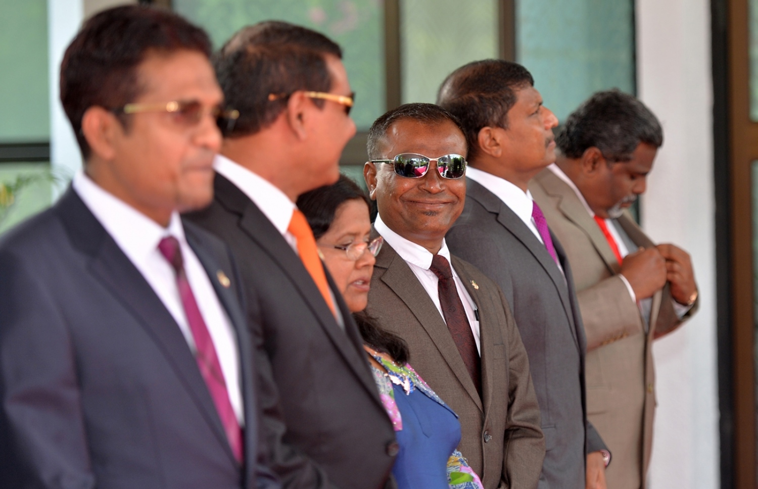 މާލެ: ފެބްރުއަރީ 6، 2017- ރައްޔިތުންގެ މަޖިލިހުގެ މި އަހަރުގެ ފުރަތަމަ ޖަލްސާގައި ބައިވެރިވެވަޑައިގެންނެވި ބައެއް މެމްބަރުން، އެ ޖަލްސާ އަށް ރިޔާސީ ބަޔާން އިއްވެވުމަށް ރައީސް ޔާމީން ވަޑައިގަންނަވާނެ އިރެއްގެ އިންތިޒާރުގައި މަޑުކޮށްލައްވައިގެން.---ފޮޓޯ: ރައީސް އޮފީސް