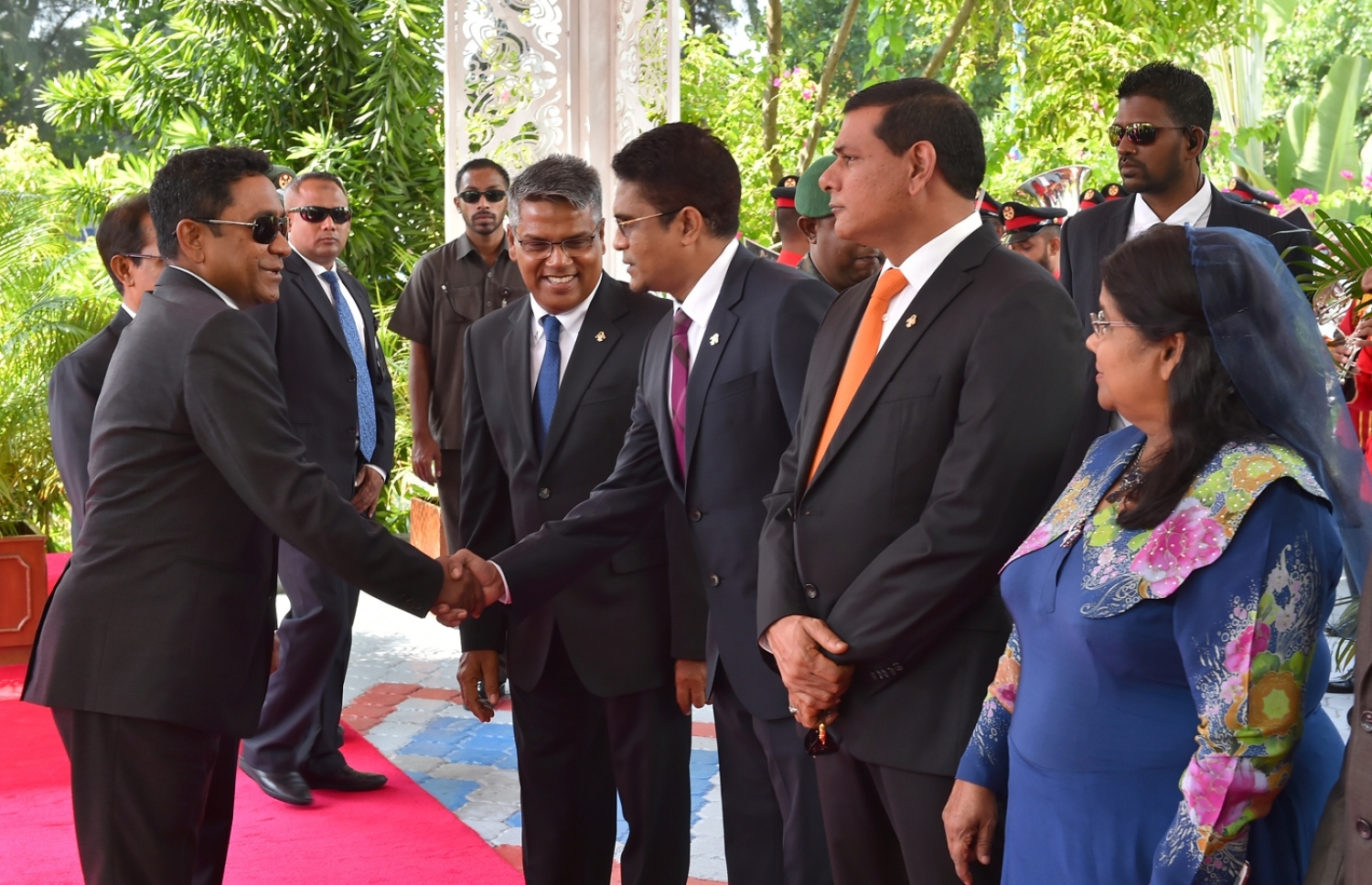 މާލެ: ފެބްރުއަރީ 6، 2017- ރައްޔިތުންގެ މަޖިލިހުގެ މި އަހަރުގެ ފުރަތަމަ ޖަލްސާގައި ރިޔާސީ ބަޔާން އިއްވެވުމަށް ރައީސް ޔާމީން ދަރުބާރުގެ އަށް ވަޑައިގަތުމުން، މަޖިލިހުގެ މެޖޯރިޓީ ލީޑަރު ވިލިމާލެ ދާއިރާގެ މެމްބަރު އަހުމަދު ނިހާން މަރުހަބާ ދަންނަވަނީ.---ފޮޓޯ: ރައީސް އޮފީސް