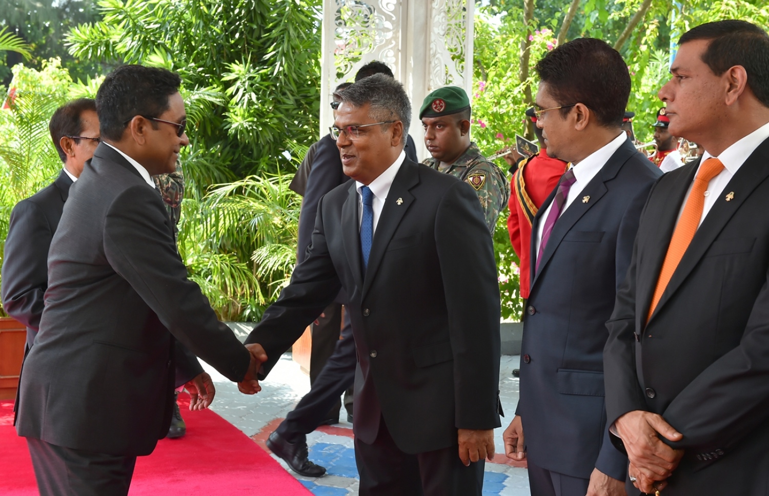 މާލެ: ފެބްރުއަރީ 6، 2017- ރައްޔިތުންގެ މަޖިލިހުގެ މި އަހަރުގެ ފުރަތަމަ ޖަލްސާގައި ރިޔާސީ ބަޔާން އިއްވެވުމަށް ރައީސް ޔާމީން ދަރުބާރުގެ އަށް ވަޑައިގަތުމުން، މަޖިލިހުގެ ނައިބު ރައީސް މޫސާ މަނިކު މަރުހަބާ ދަންނަވަނީ.---ފޮޓޯ: ރައީސް އޮފީސް