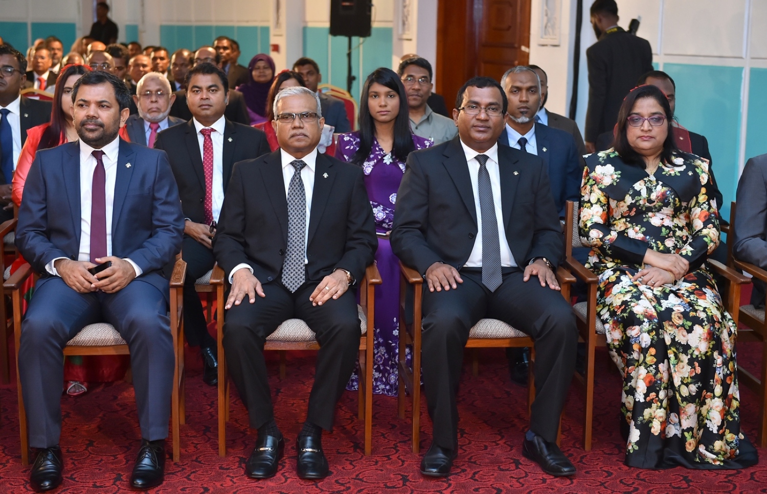 މާލެ: ފެބްރުއަރީ 6، 2017- ރައްޔިތުންގެ މަޖިލިހުގެ މި އަހަރުގެ ފުރަތަމަ ޖަލްސާގައި ރައީސް ޔާމީން ރިޔާސީ ބަޔާން އިއްވެވިއިރު، އެ ރަސްމިއްޔާތުގައި ބައެއް ވަޒީރުން ބައިވެރިވެވަޑައިގަންނަވަނީ.---ފޮޓޯ: ރައީސް އޮފީސް