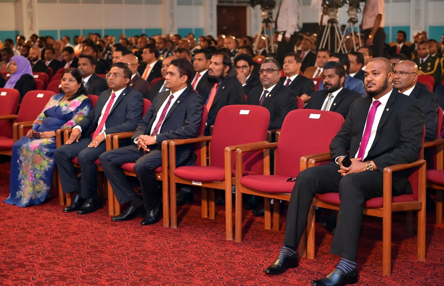 މާލެ: ފެބްރުއަރީ 6، 2017- ރައްޔިތުންގެ މަޖިލިހުގެ މި އަހަރުގެ ފުރަތަމަ ޖަލްސާގައި ބައިވެރިވެވަޑައިގެންނެވި ބައެއް މެމްބަރުން: މި ޖަލްސާ އަށް ރައީސް ޔާމީން ރިޔާސީ ބަޔާން އިއްވެވި.---ފޮޓޯ: ރައީސް އޮފީސް