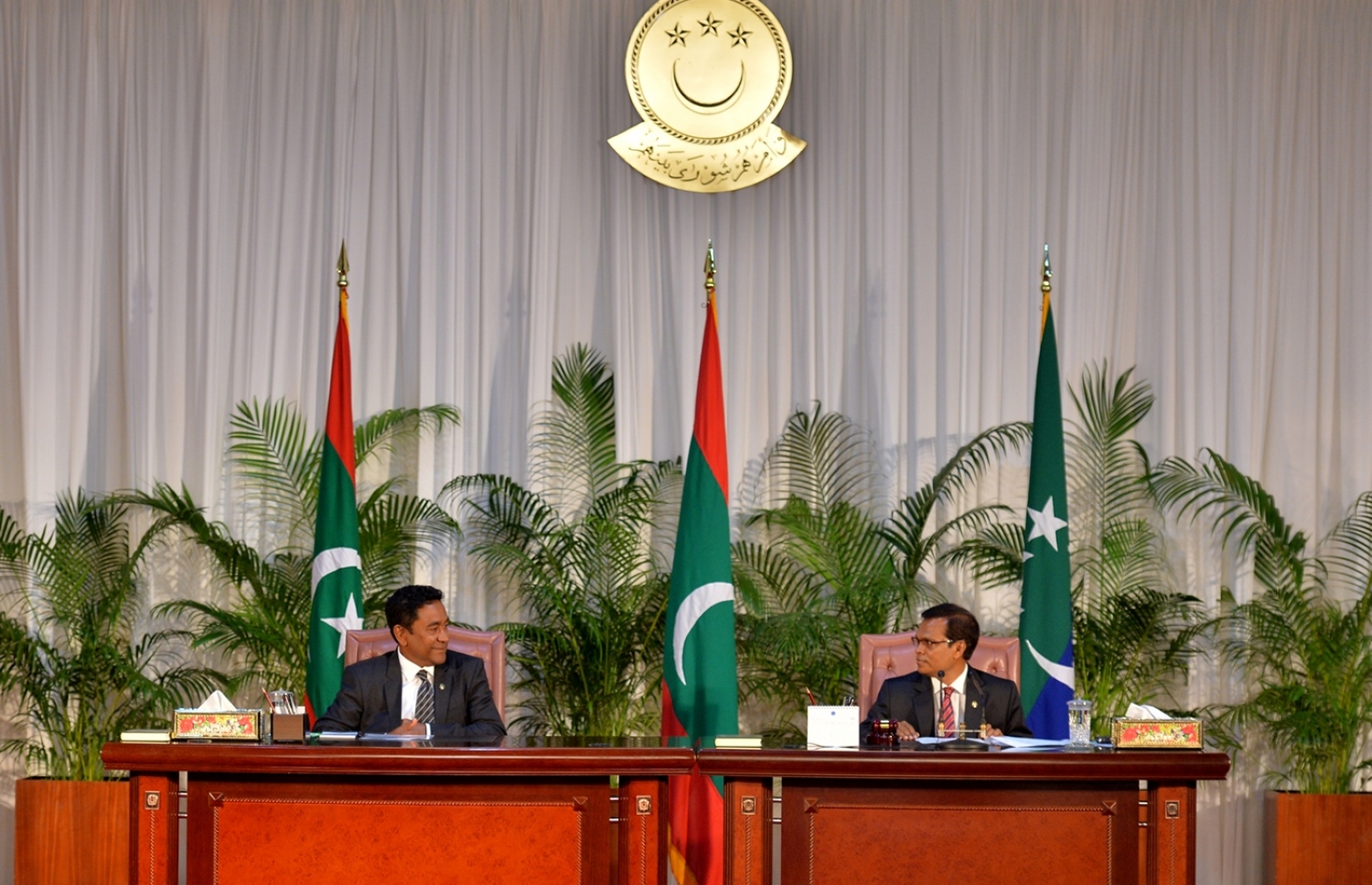 މާލެ: ފެބްރުއަރީ 6، 2017- ރައްޔިތުންގެ މަޖިލިހުގެ މި އަހަރުގެ ފުރަތަމަ ޖަލްސާގައި ރައީސް ޔާމީން ރިޔާސީ ބަޔާން އިއްވެވުމުގެ ކުރިން، މަޖިލިހުގެ ރައީސް މަސީހްއާ ވާހަކަފުޅު ދައްކާލައްވަނީ.---ފޮޓޯ: ރައީސް އޮފީސް