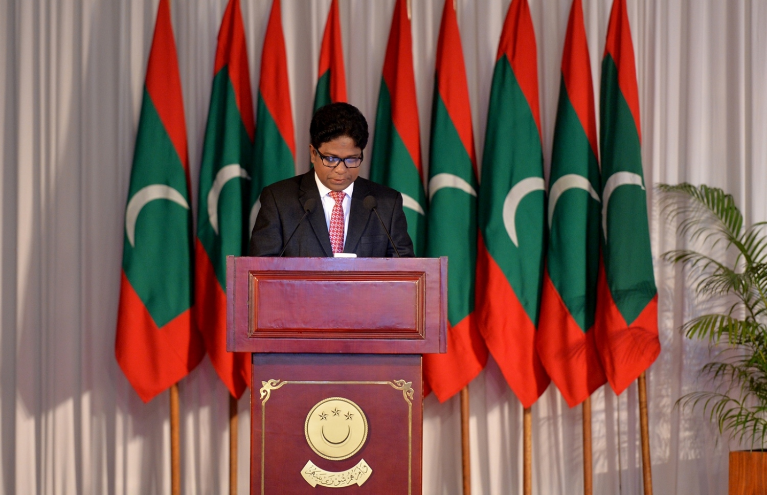 މާލެ: ފެބްރުއަރީ 6، 2017- ރައްޔިތުންގެ މަޖިލިހުގެ މި އަހަރުގެ ފުރަތަމަ ޖަލްސާ ފެށުމުގެ ގޮތުން، އިސްދޫ ދާއިރާގެ ޕީޕީއެމްގެ މެމްބަރު އަލްގާރީ އަހުމަދު ރަޝީދު ޤުރުއާން ކިޔަވާ ވިދާޅުވަނީ: މި ޖަލްސާ އަށް ރައީސް ޔާމީން މި އަހަރުގެ ރިޔާސީ ބަޔާން އިއްވެވި.---ފޮޓޯ: ރައީސް އޮފީސް