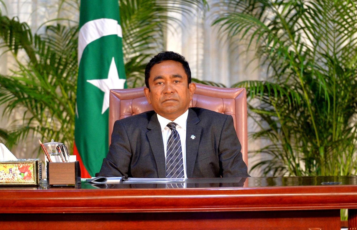 މާލެ: ފެބްރުއަރީ 6، 2017- ރައްޔިތުންގެ މަޖިލިހުގެ މި އަހަރުގެ ފުރަތަމަ ޖަލްސާގައި ރައީސް ޔާމީން ރިޔާސީ ބަޔާން އިއްވަވައި ދެއްވުމުގެ ކުރިން، އިށީނދެވަޑައިގެން.---ފޮޓޯ: ރައީސް އޮފީސް