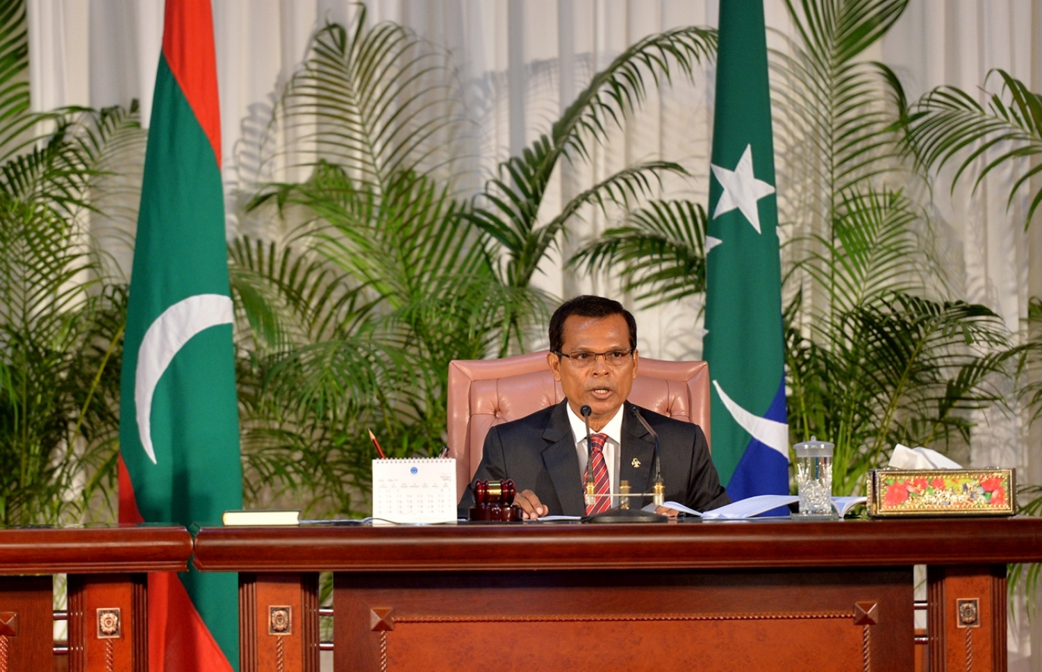 މާލެ: ފެބްރުއަރީ 6، 2017- ރައްޔިތުންގެ މަޖިލިހުގެ މި އަހަރުގެ ފުރަތަމަ ޖަލްސާގެ ރިޔާސަތު މަޖިލިހުގެ ރައީސް އަބްދުﷲ މަސީހް މުހައްމަދު ބަލަހައްޓަވަނީ: މި ޖަލްސާގައި ރައީސް ޔާމީން ވަނީ މި އަހަރުގެ ފުރަތަމަ ރިޔާސީ ބަޔާން އިއްވަވައި ދެއްވާފައި.---ފޮޓޯ: ރައީސް އޮފީސް