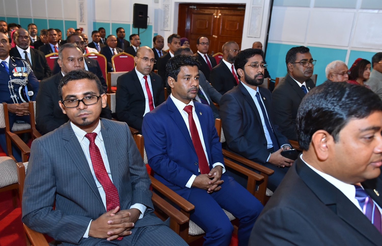 މާލެ: ފެބްރުއަރީ 6، 2017- ރައްޔިތުންގެ މަޖިލިހުގެ މި އަހަރުގެ ފުރަތަމަ ޖަލްސާގައި ރައީސް ޔާމީން ރިޔާސީ ބަޔާން އިއްވެވިއިރު، އެ ރަސްމިއްޔާތުގައި ބައިވެރިވެވަޑައިގެންނެވި ބައެއް ވަޒީރުން.---ފޮޓޯ: ރައީސް އޮފީސް