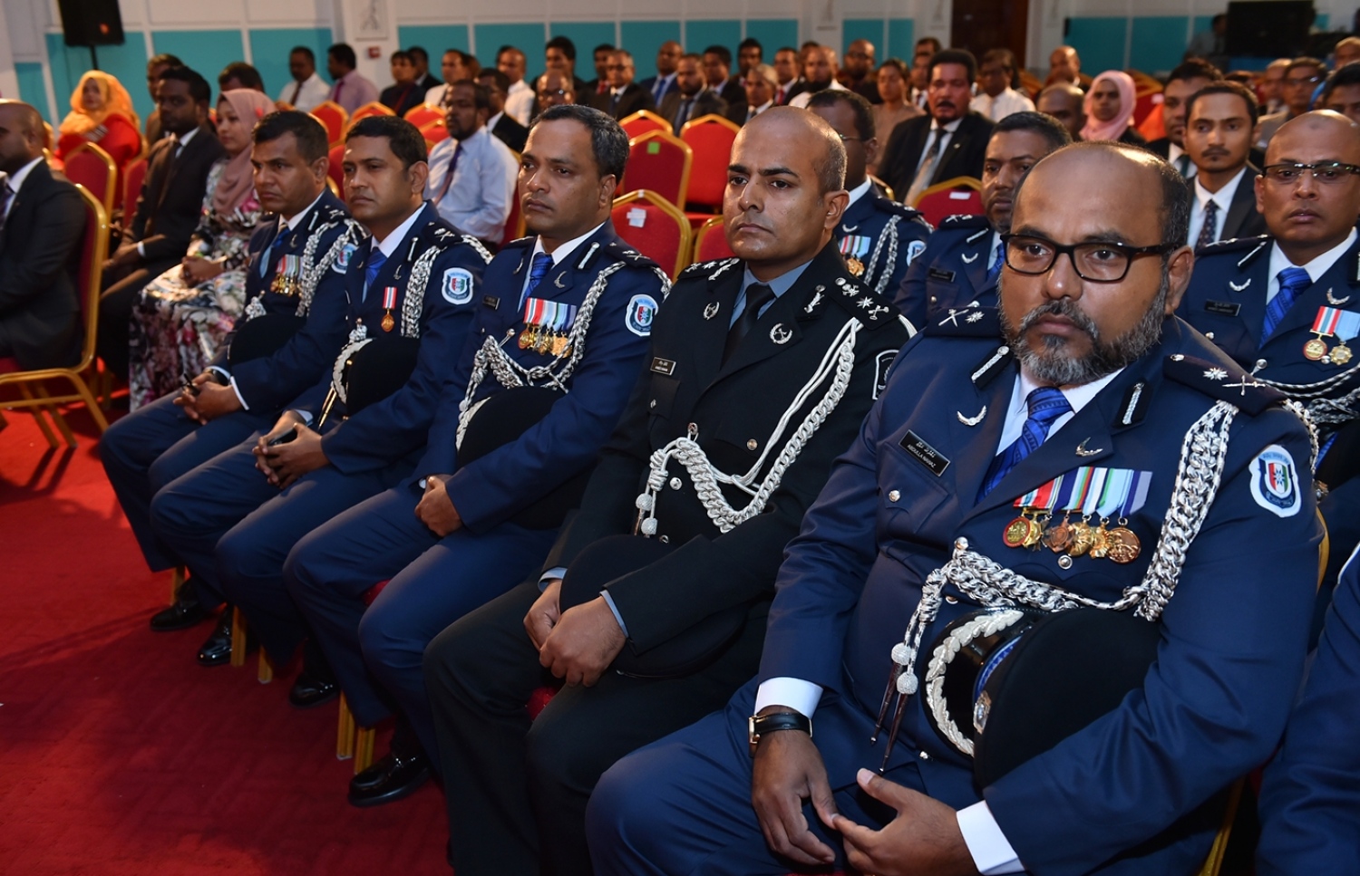 މާލެ: ފެބްރުއަރީ 6، 2017- ރައްޔިތުންގެ މަޖިލިހުގެ މި އަހަރުގެ ފުރަތަމަ ޖަލްސާ އަށް ރައީސް ޔާމީން ރިޔާސީ ބަޔާން އިއްވެވިއިރު، އެ ރަސްމިއްޔާތުގައި ބައިވެރިވެވަޑައިގެންނެވި ފުލުހުންގެ ބައެއް އިސް އޮފިސަރުން.---ފޮޓޯ: ރައީސް އޮފީސް