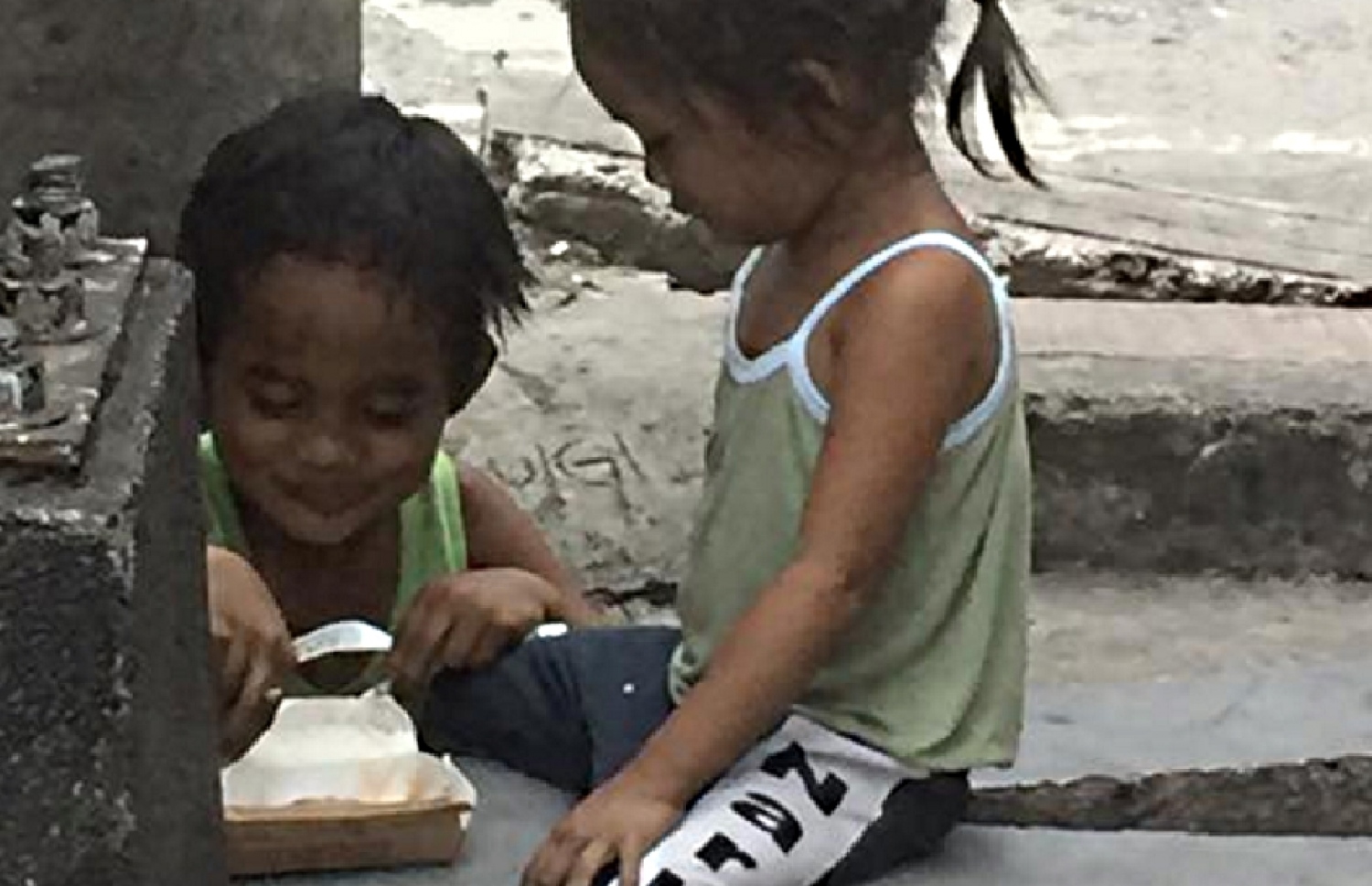 ކުޑަ ފިރިހެން ކުއްޖާ ހެވިފައި އިނދެ ކޮއްކޮއަށް ކާންދެނީ