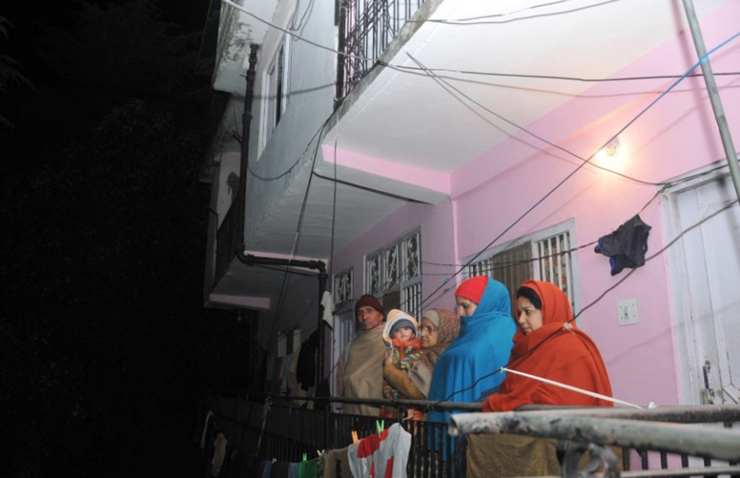 އިންޑިއާގެ އުތުރުގެ ހިސާބުތަކަށް އައި ބިންހެލުމާ ގުޅިގެން ބައެއް މީހުން ގެދޮރުން ނުކުންނަނީ. --ފޮޓޯ:އޭއެފްޕީ