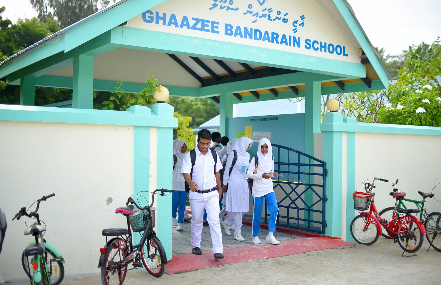 ހއ. އުތީމު ޣާޒީ ބަންޑާރައިން ސްކޫލުން ދަރިވަރުންތަކެއް ނިކުންނަނީ. -- ފޮޓޯ: އަބްދުﷲ އައުރާފް/މިހާރު