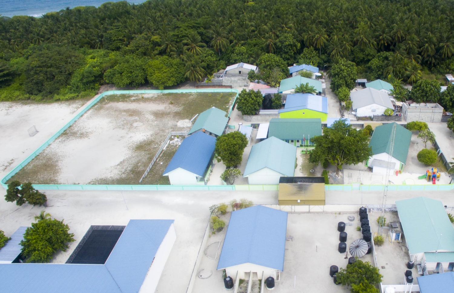 ހއ. އުލިގަމު ސްކޫލާއި އެ ރަށުގައި ހުންނަ އެހެން ބައެއް އޮފީސްތައް ފެންނަ އޭރިއަލް ފޮޓޯއެއް. -- ފޮޓޯ: އަބްދުﷲ އައުރާފް/މިހާރު