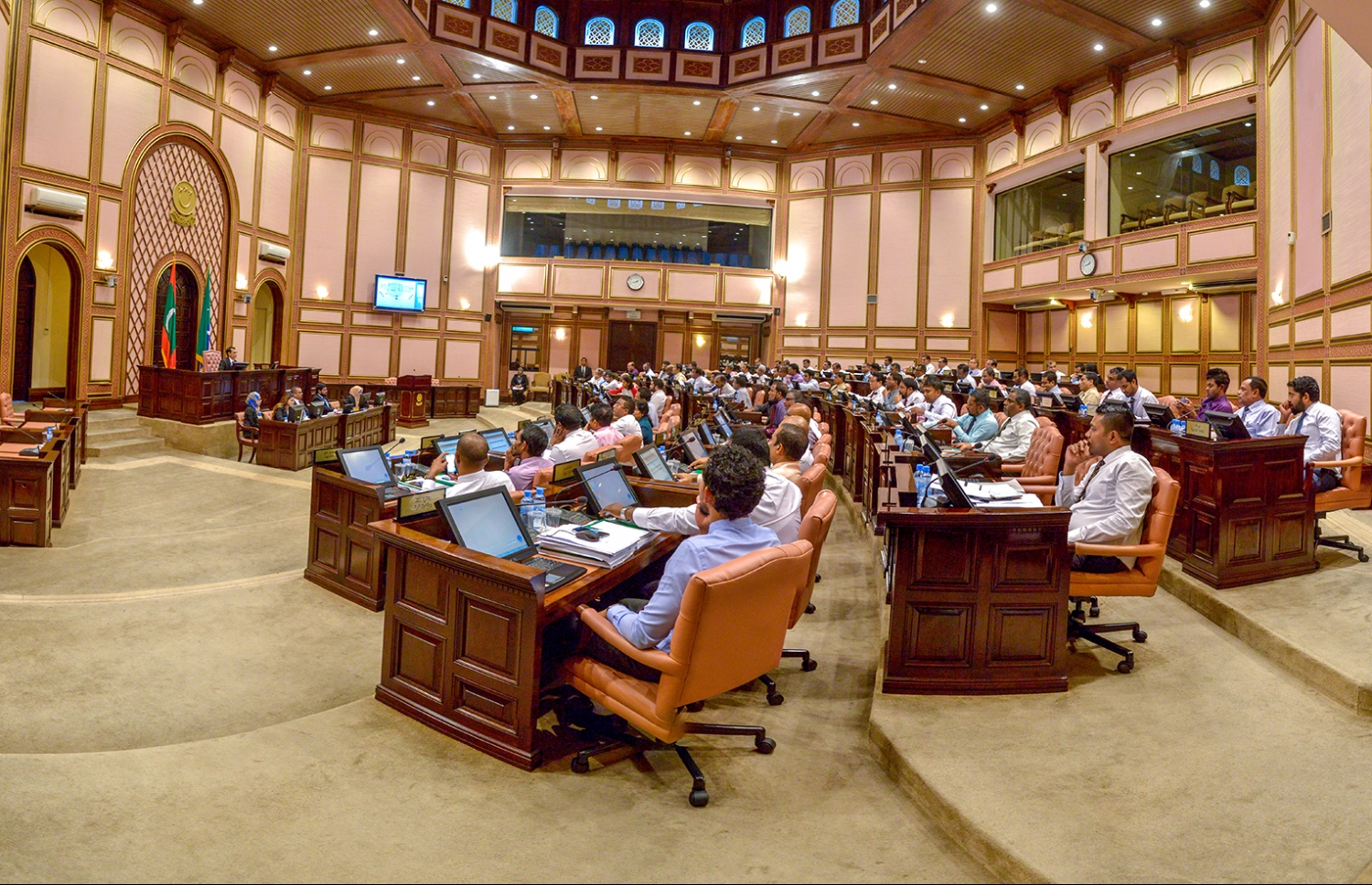 މަޖިލީހުގެ ޖަލްސާއެއްގައި މެމްބަރުން ބައިވެރިވެވަޑައިގަންނަވަނީ. މިދިޔަ މާޗް މަހުގެ ތެރޭގައި ބޭއްވި އެންމެ ދެ ޖަލްސާ. - ފޮޓޯ: މަޖިލިސް