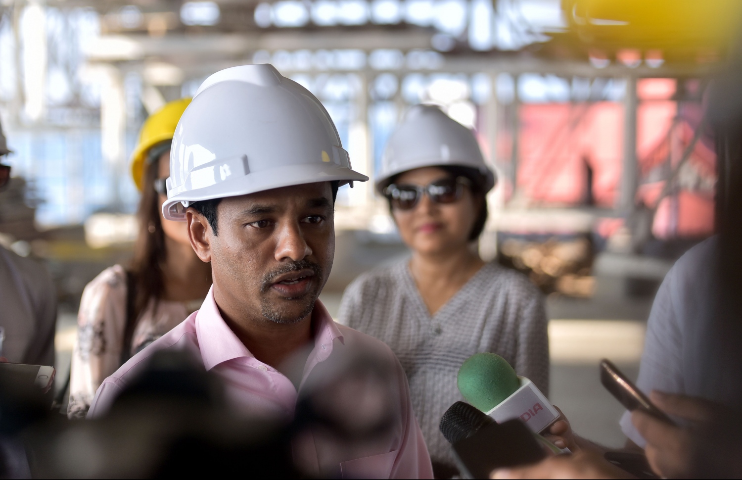 އައިޖީއެމްއެޗްގެ އިމާރާތް ބައްލަވާލެއްވުމަށްފަހު މިނިސްޓަރު ނާޒިމް ނޫސްވެރިންނާ ވާހަކަދައްކަވަނީ. ފޮޓޯ: ހުސެއިން ވަހީދު /މިހާރު