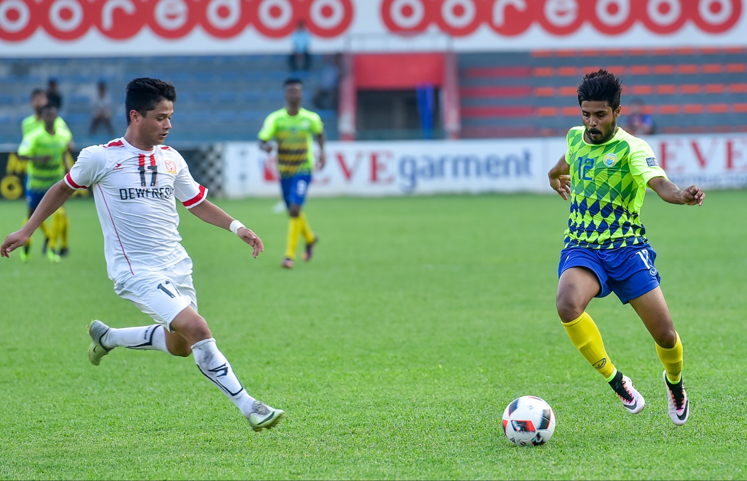 އޭއެފްސީ ކަޕްގެ ޕްރިލިމިނަރީ ބުރުގައި ބޫޓާންގެ ތިމްޕޫ ކުޅުންތެރިއަކު ކައިރިން ވެލެންސިއާގެ ހަމްދާން (ކ) ބޯޅަ ހިފައިގެން ދާން މަސައްކަތް ކުރަނީ .-- ފޮޓޯ: ނިޝާން އަލީ/ މިހާރު