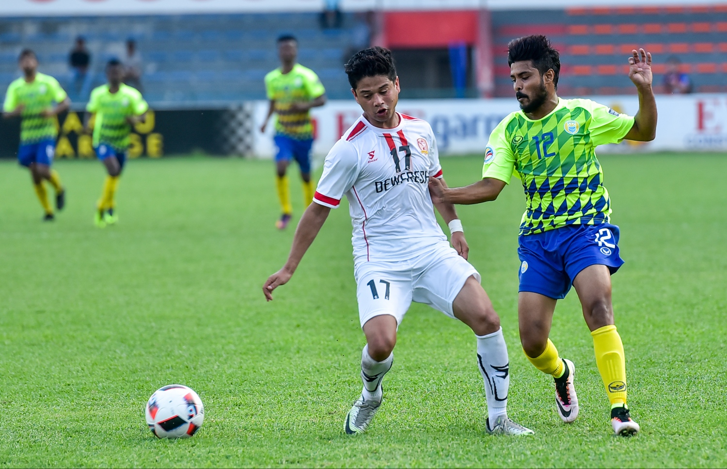 އޭއެފްސީ ކަޕްގެ ޕްރިލިމިނަރީ ބުރުގައި 2017 ވަނަ އަހަރު މާލޭގައި ވެލެންސިއާ އާއި ތިމްޕޫ އެފްސީ ބައްދަލުކުރި މެޗުގެ ތެރެއިން.-- ފޮޓޯ: ނިޝާން އަލީ/ މިހާރު