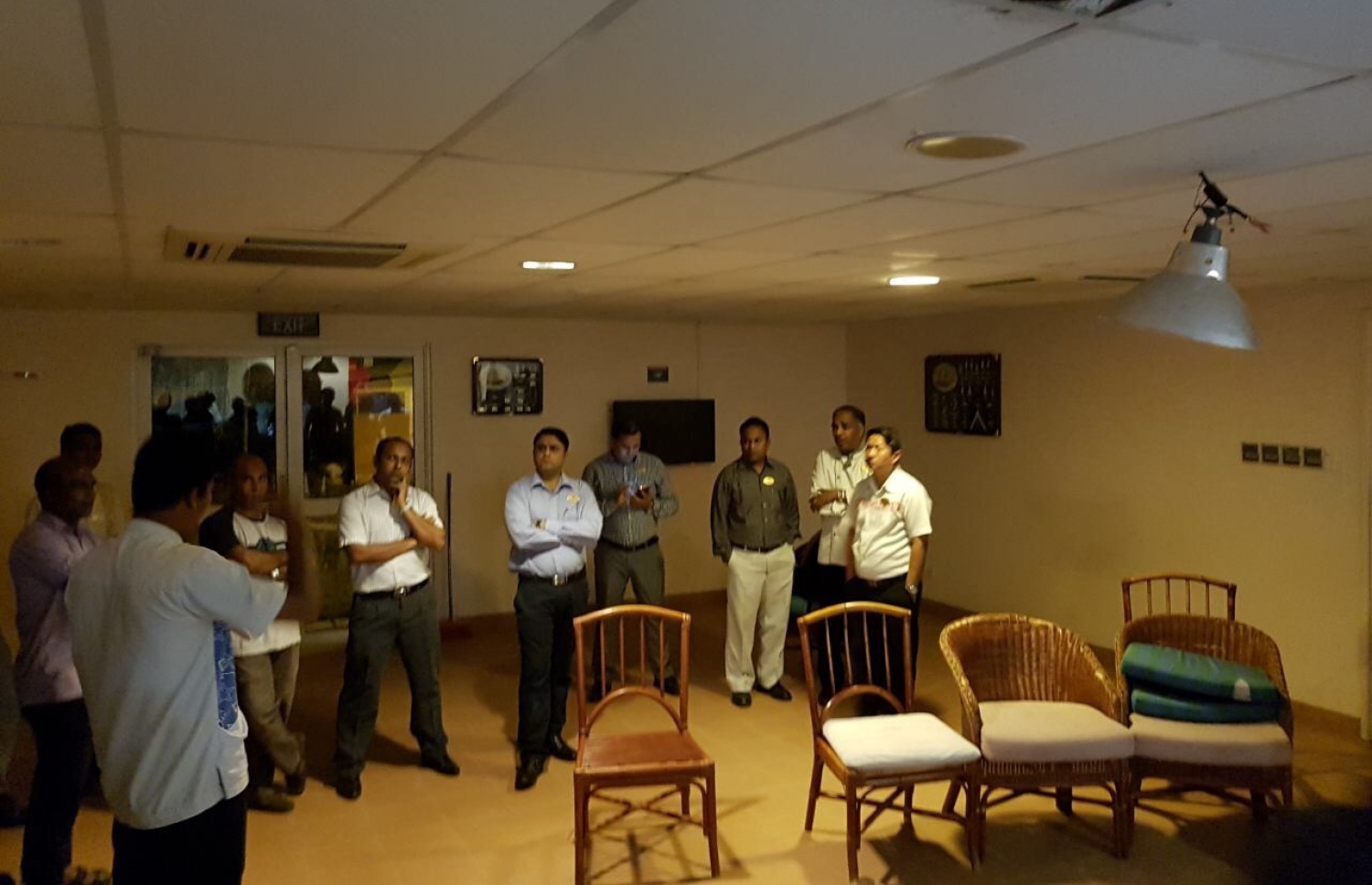 ހުޅުލޭ އައިލެންޑް ހޮޓަލުގެ ދިވެހި މުވައްޒަފުން އިހުތިޖާޖްކުރާތީ އެތަނުގެ މެނޭޖްމަންޓްގެ އިސް ބައެއް ބޭފުޅުން ރެކްރިއޭޝަން ކްލަބް ހޯލުގައި މަޑުކޮށްލައިގެން.