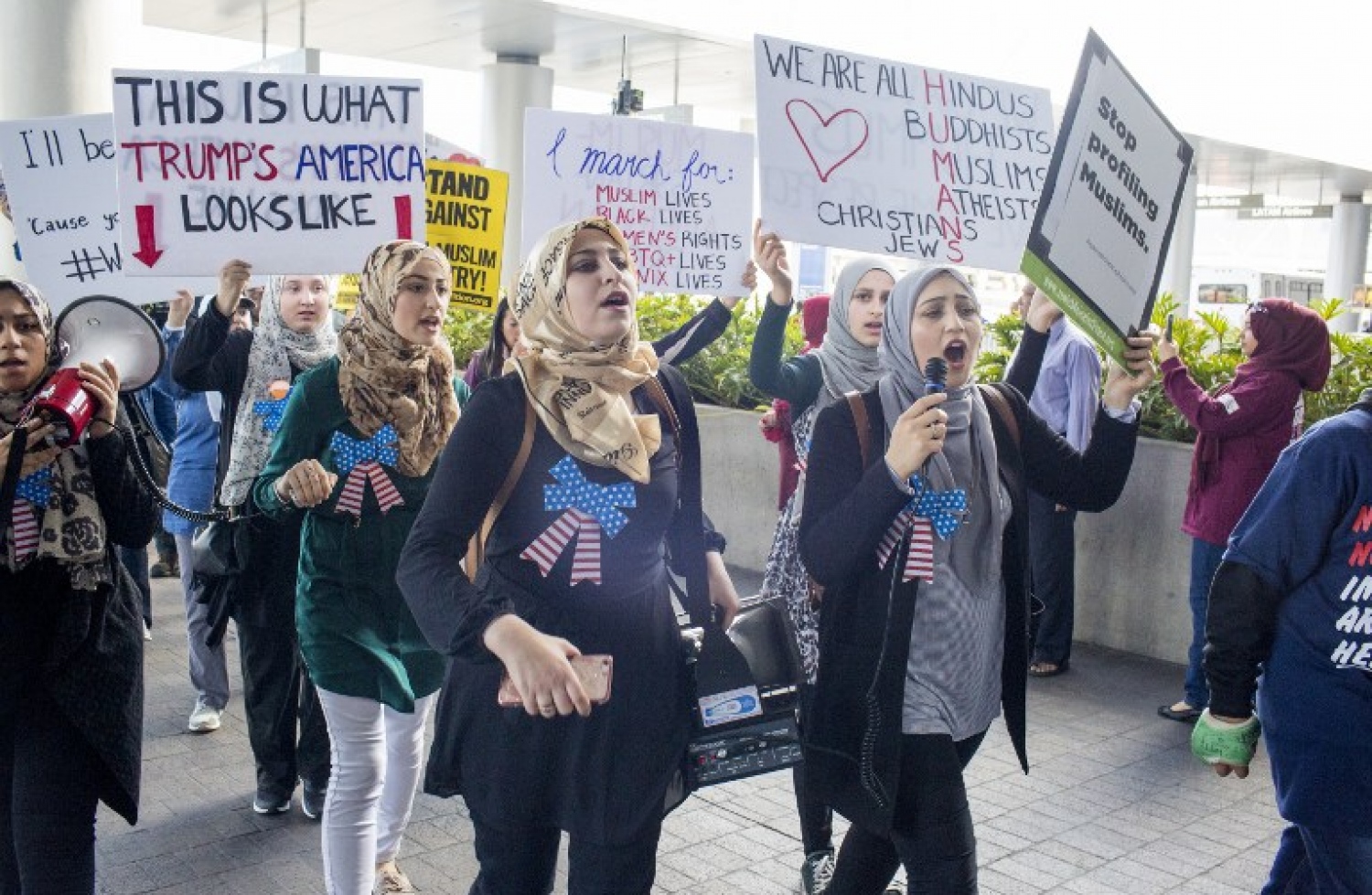 ޓްރަމްޕް ނެރުއްވި އަމުރާ ދެކޮޅަށް ކެލިފޯނިއާގައި ބަޔަކު މުޒާހަރާ ކުރަނީ. --ފޮޓޯ:އޭއެފްޕީ